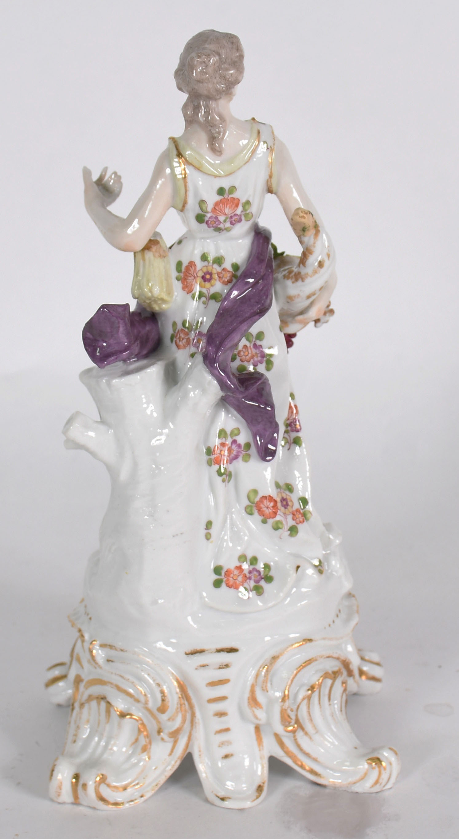 Estatueta de porcelana europeia policromada representando " moça com... - foto 5 de 6