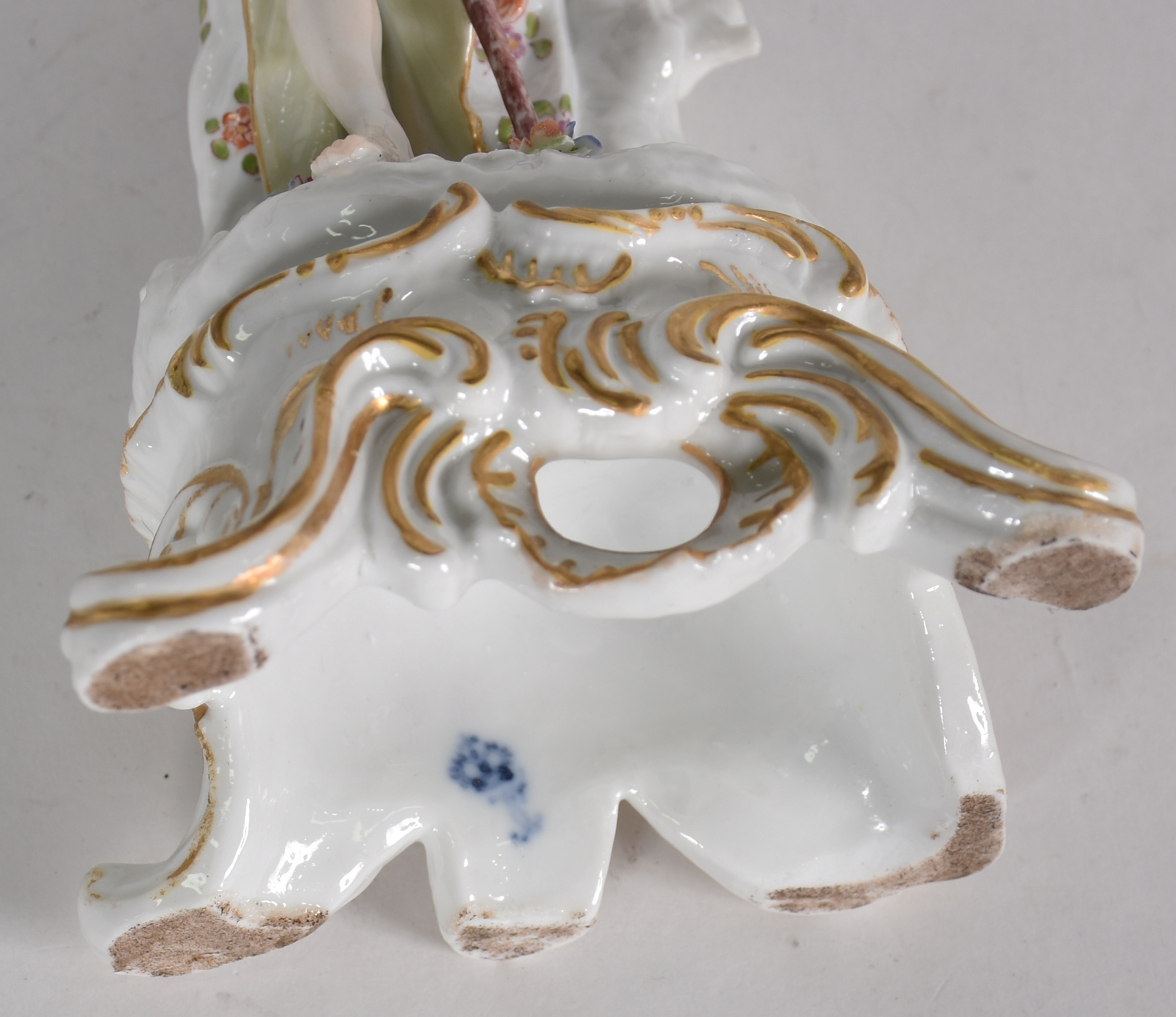 Estatueta de porcelana europeia policromada representando " moça com... - foto 6 de 6