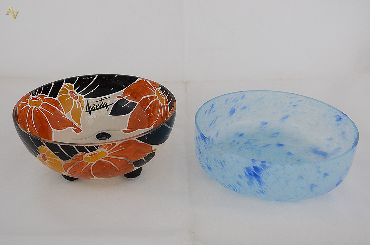 Dois bowls de cristal coloridos (um assinado - trincado na base)... - foto 1 de 2