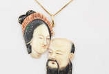 Pendente "casal chines" e seu cordão, marfim e ... - Pendente "casal chines" e seu cordão, marfim e ouro 18 k, figuras esculpidas (medidas 5 x 8 cm). Cordão em ouro 18 k, contrastado. Peça rara. Pe...