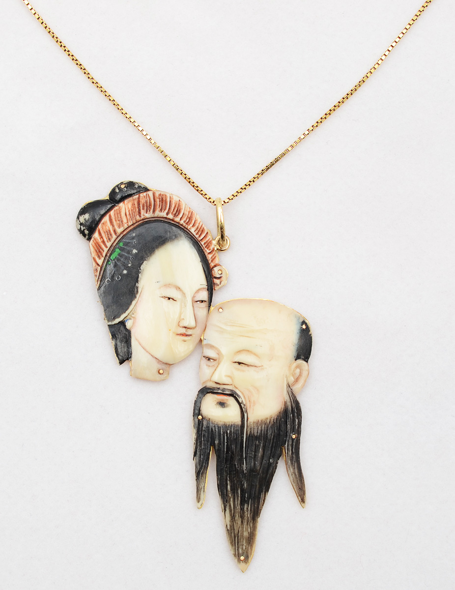 Pendente "casal chines" e seu cordão, marfim e ouro 18 k, figuras... - foto 1 de 2