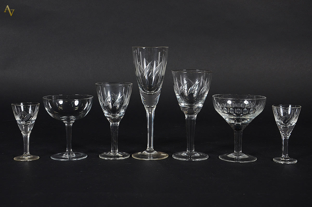 Quarenta cálices de cristal em diversos tamanhos e decorações.