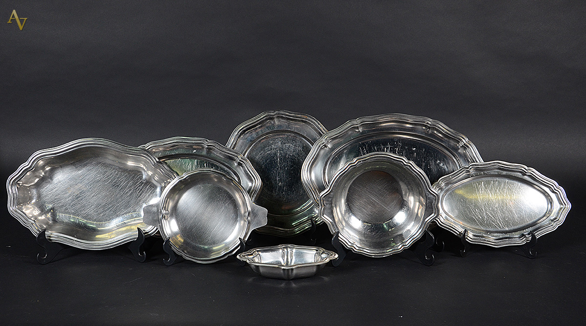 Conjunto com oito travessas de aço inox. Medidas de 20 x 15 cm a 40 x...