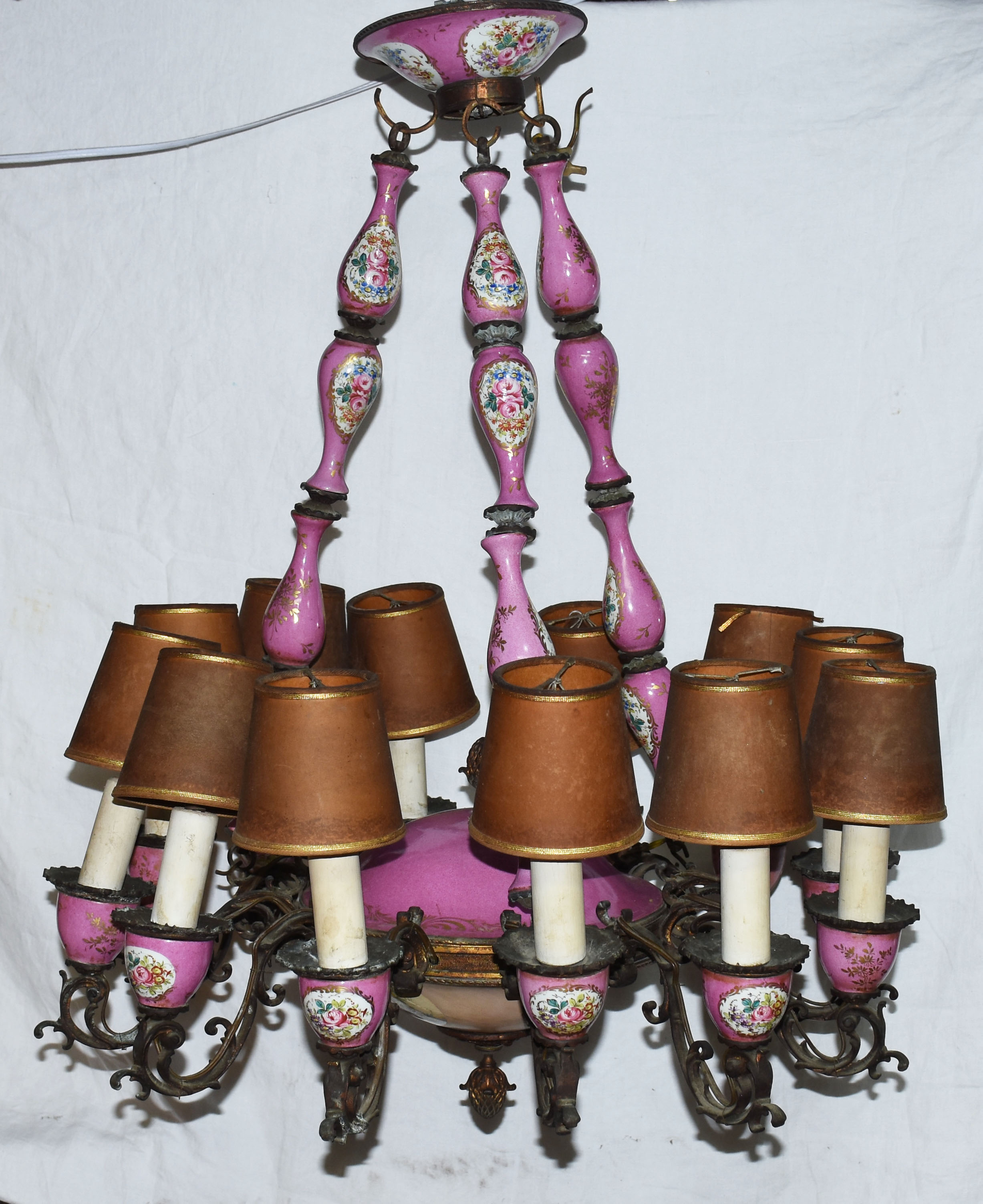 Lustre de porcelana rosa com flores em policromia, para 12 luzes... - foto 1 de 3