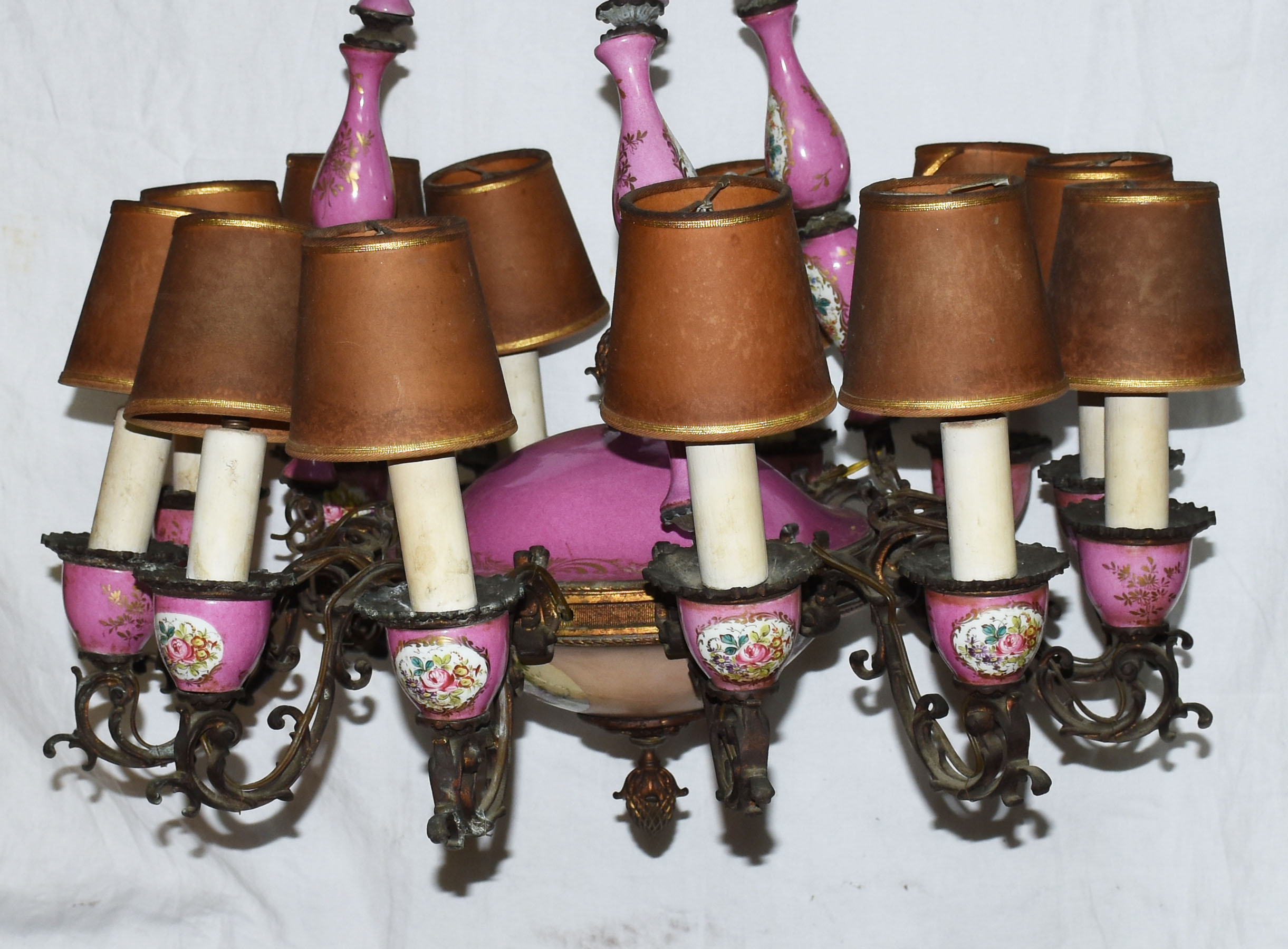 Lustre de porcelana rosa com flores em policromia, para 12 luzes... - foto 2 de 3