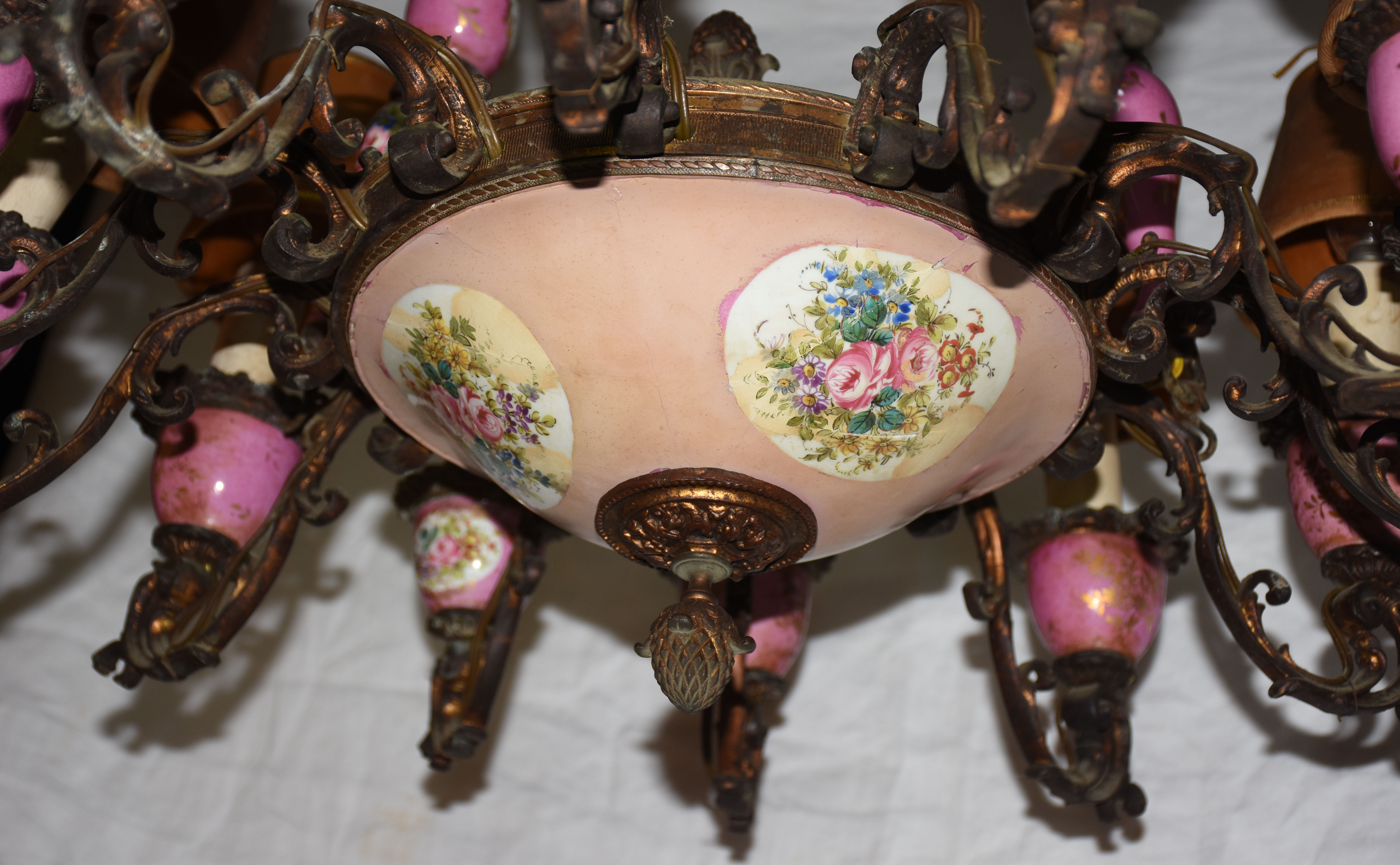 Lustre de porcelana rosa com flores em policromia, para 12 luzes... - foto 3 de 3