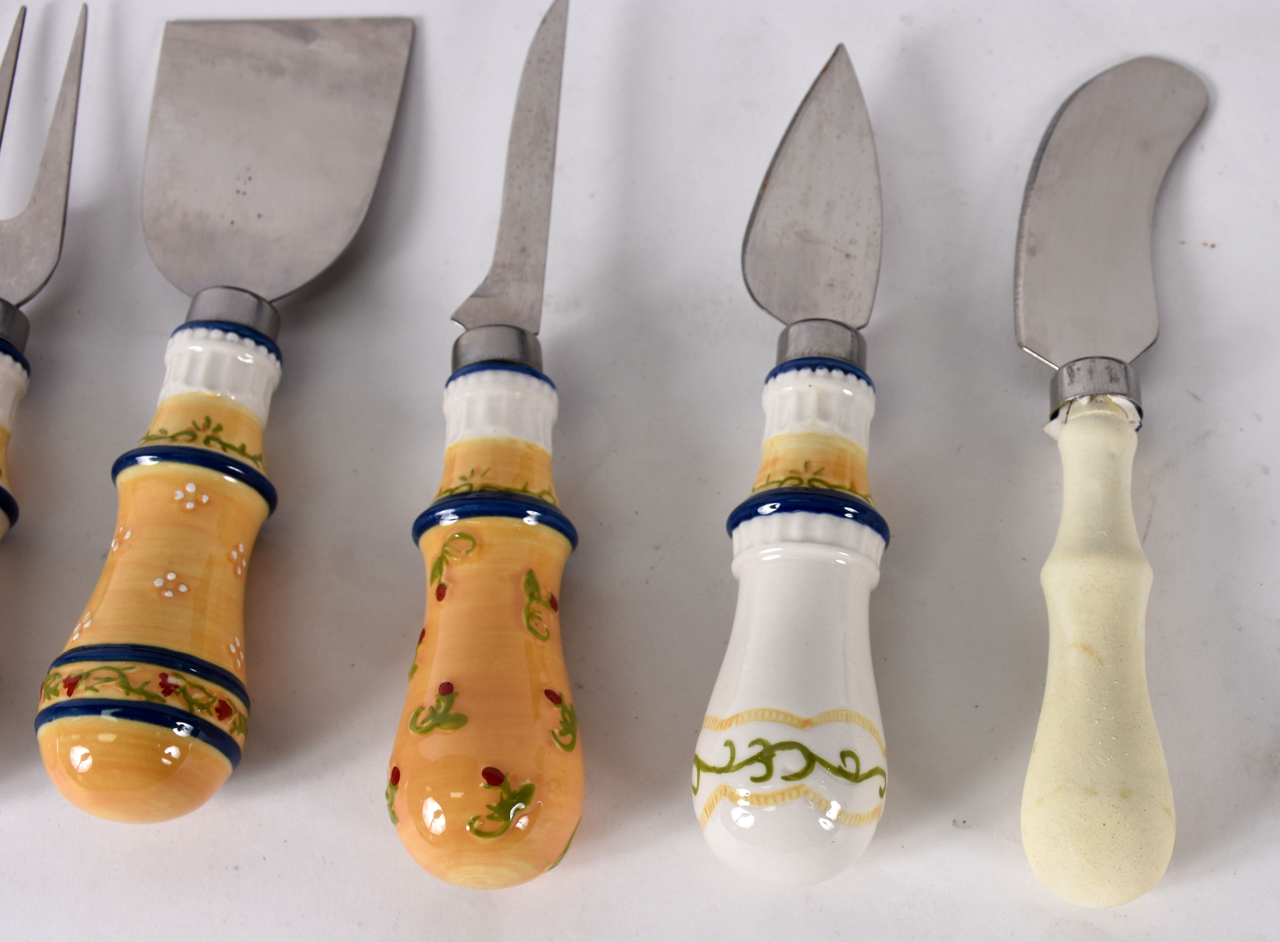 Diversas peças : Potiche , tábua de cerâmica para queijo , 7 pratos... - foto 3 de 9