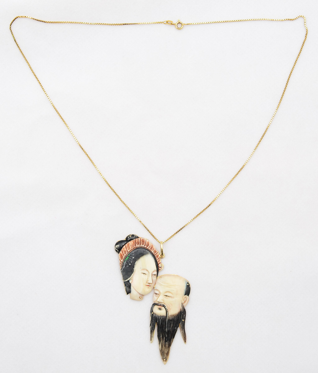 Pendente "casal chines" e seu cordão, marfim e ouro 18 k, figuras... - foto 2 de 2