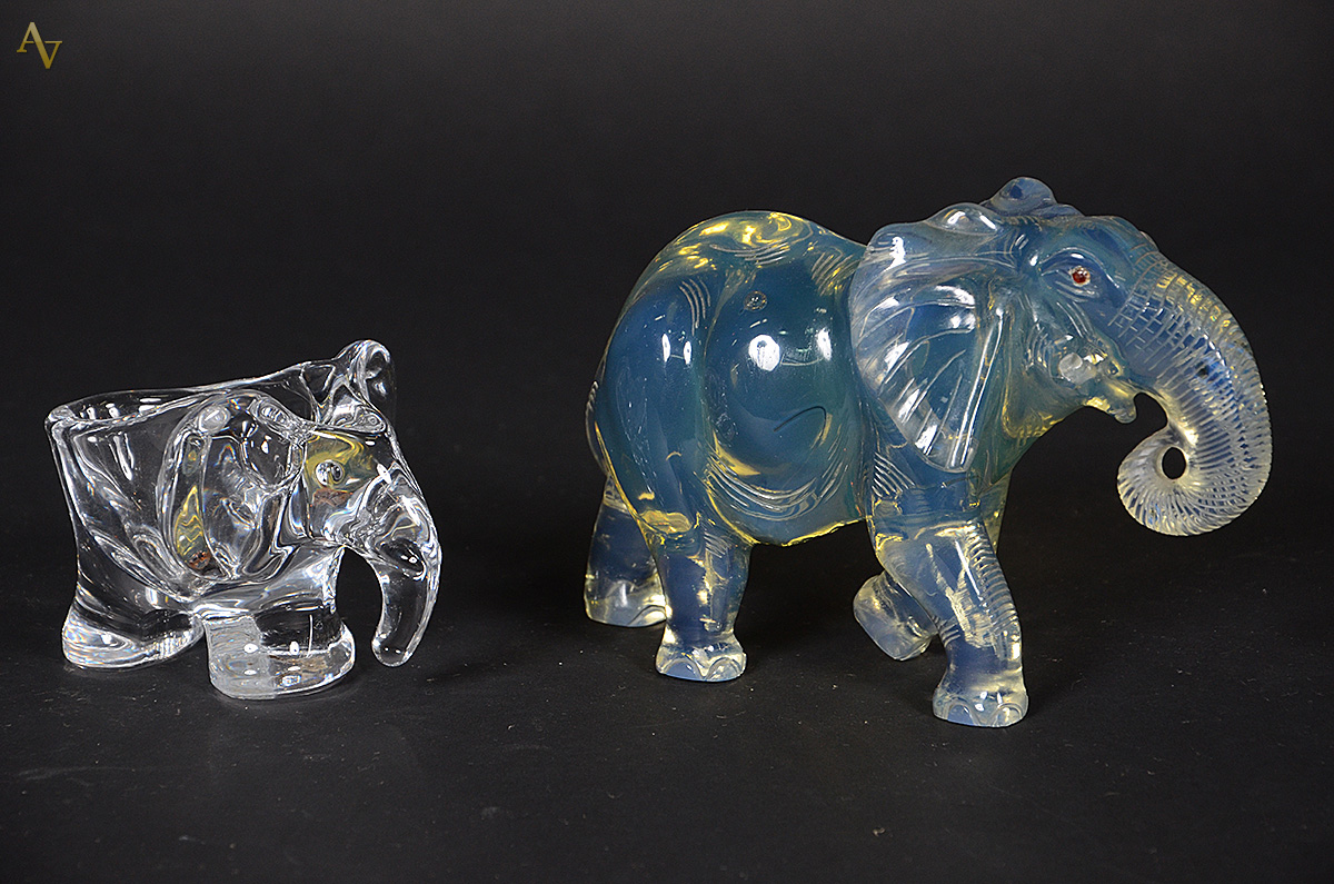 Dois elefantes de cristal . Alturas 8 cm e 12 cm (um sem as presas). - foto 1 de 2