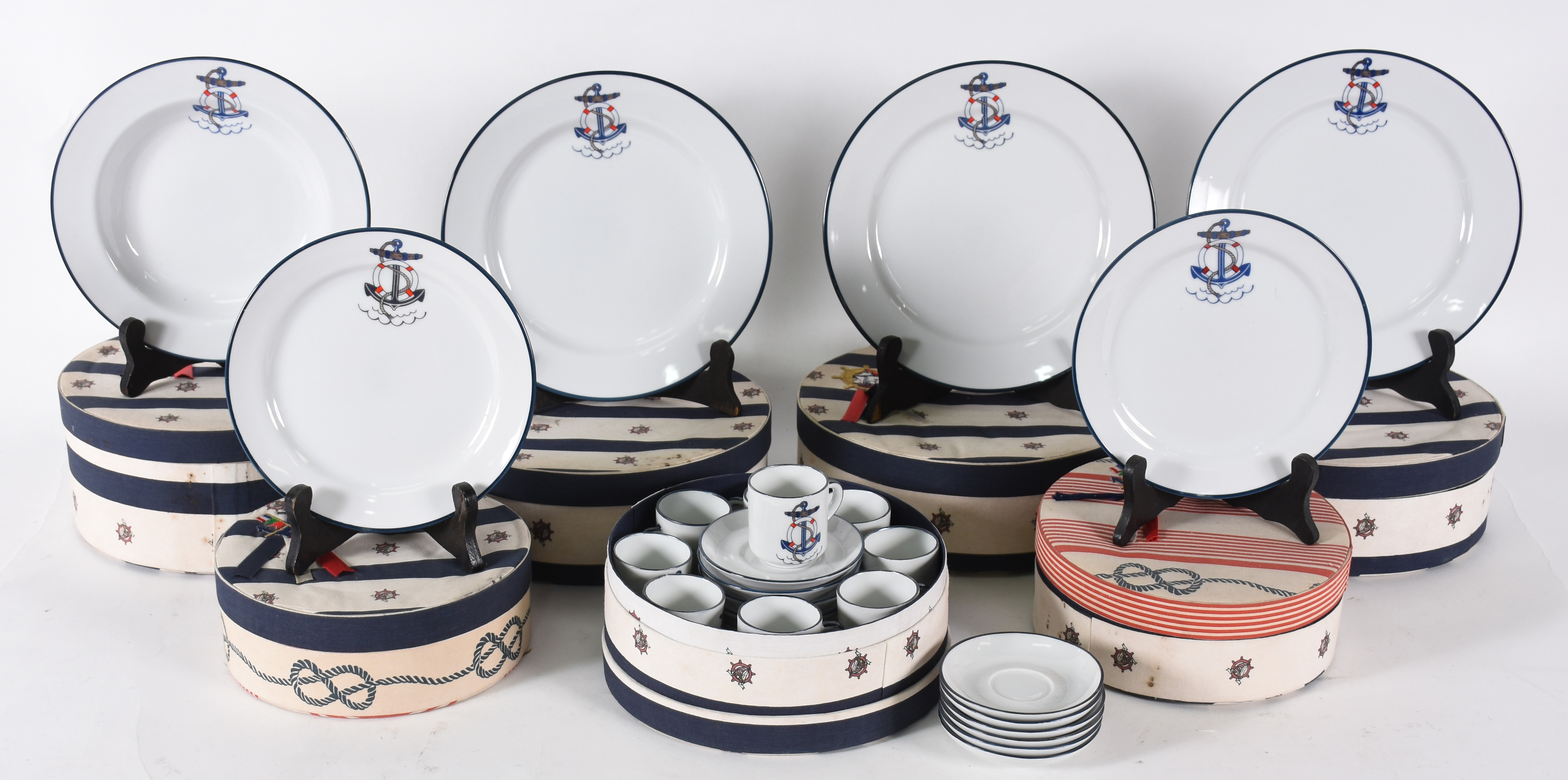 Aparelho de porcelana branca decorado com motivo náutico , sendo: 19... - foto 1 de 4