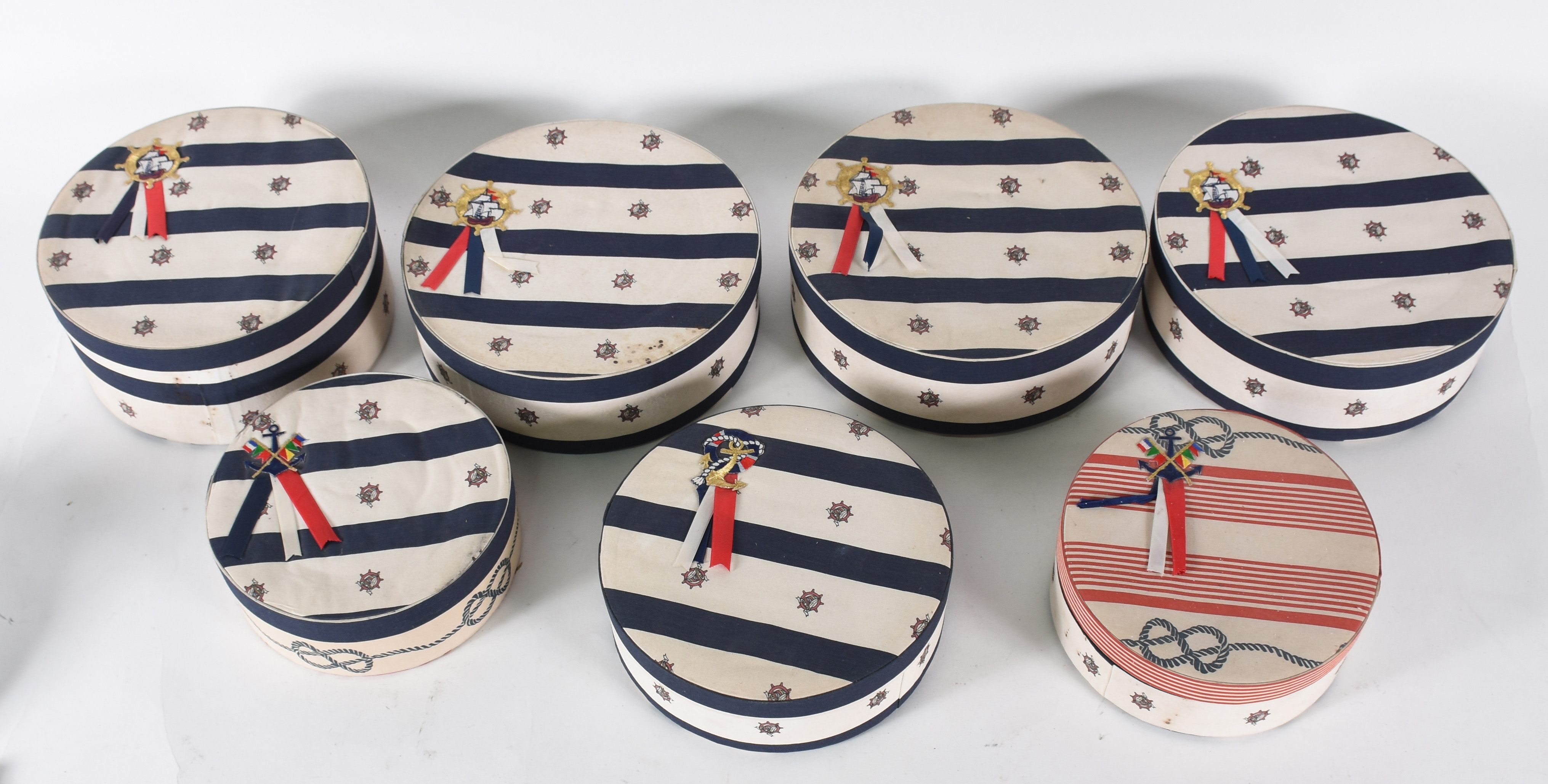 Aparelho de porcelana branca decorado com motivo náutico , sendo: 19... - foto 3 de 4
