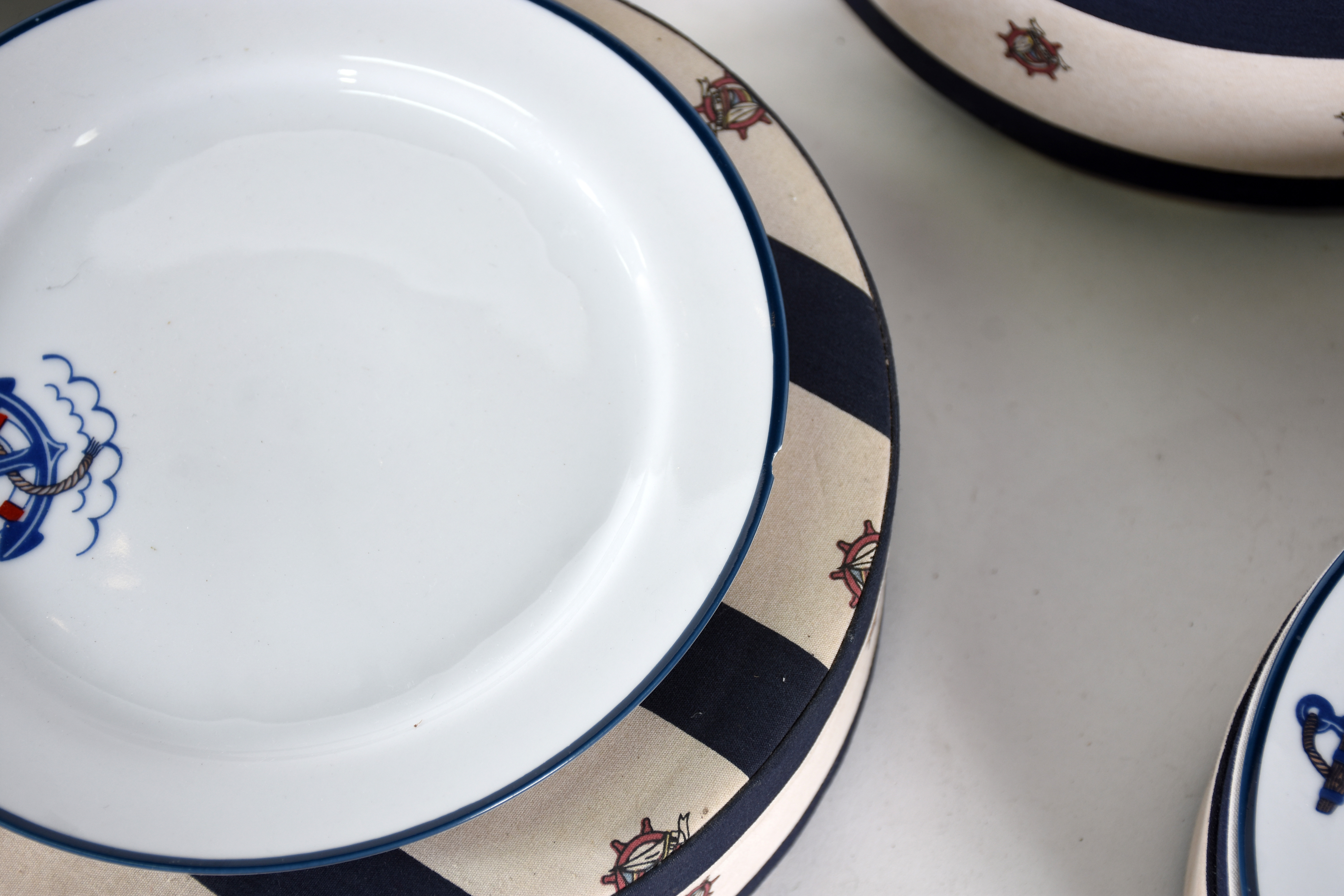 Aparelho de porcelana branca decorado com motivo náutico , sendo: 19... - foto 4 de 4