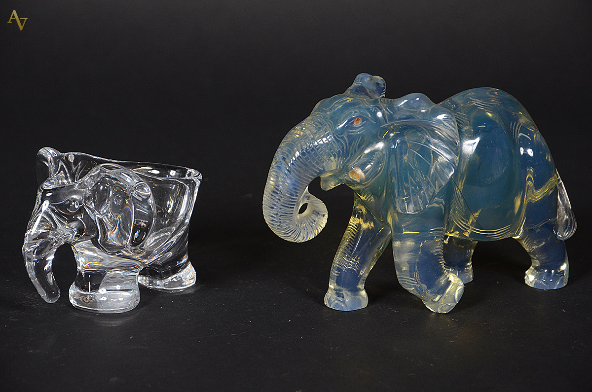Dois elefantes de cristal . Alturas 8 cm e 12 cm (um sem as presas). - foto 2 de 2