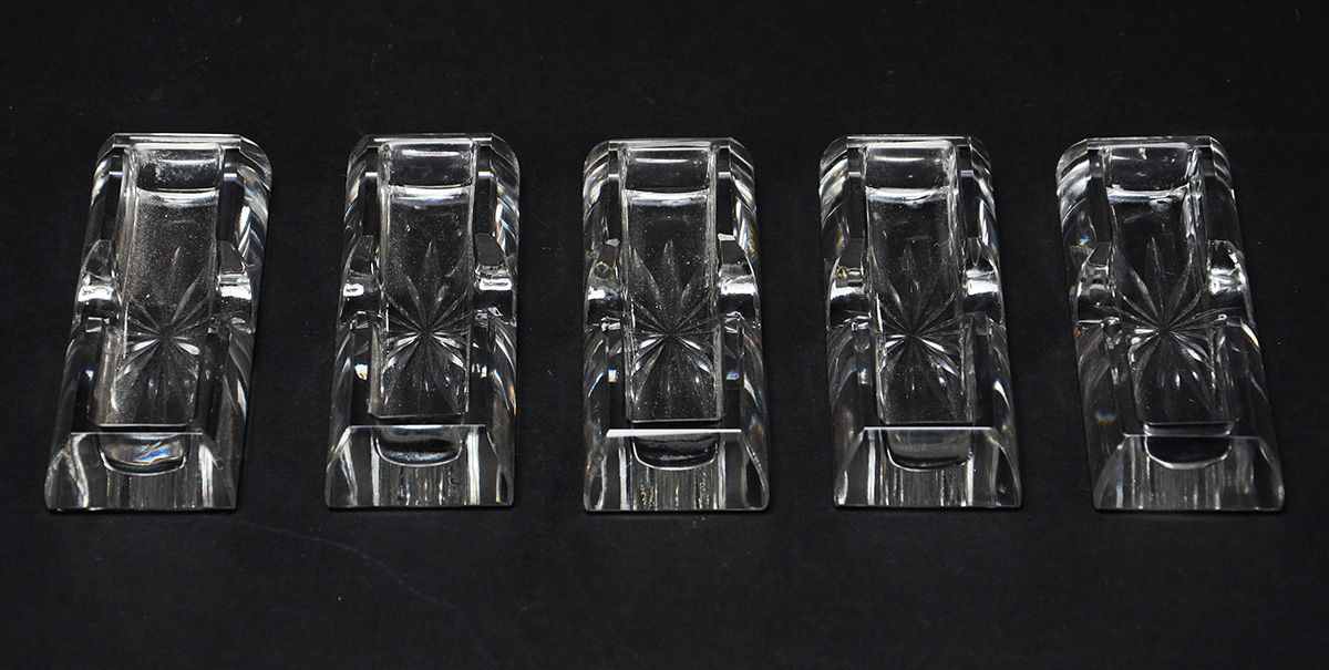 Dez apoiadores de cristal para talheres. Medidas 10,5 x 4 cm cada.