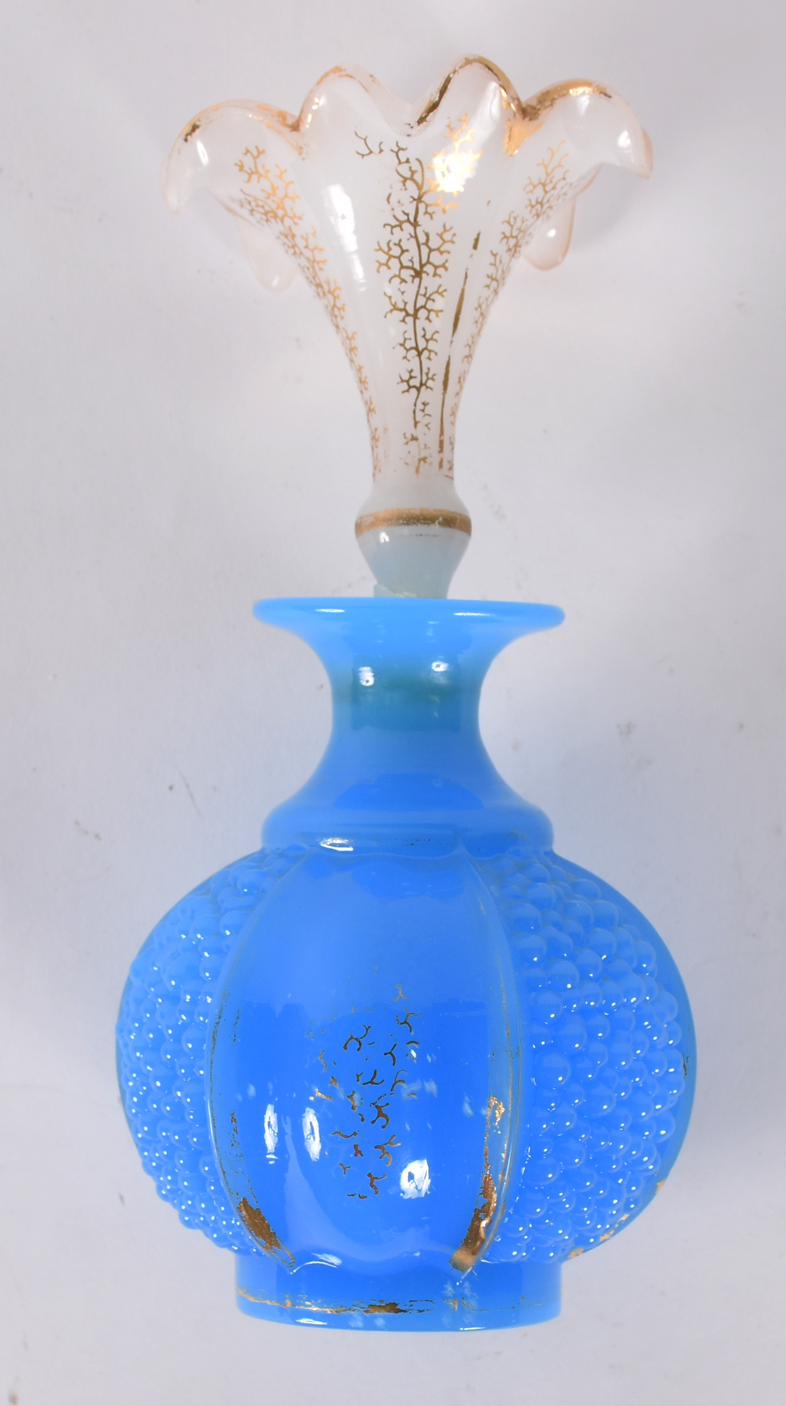 Vaso de opalina azul com tulipa branca (quebrado). - foto 1 de 5