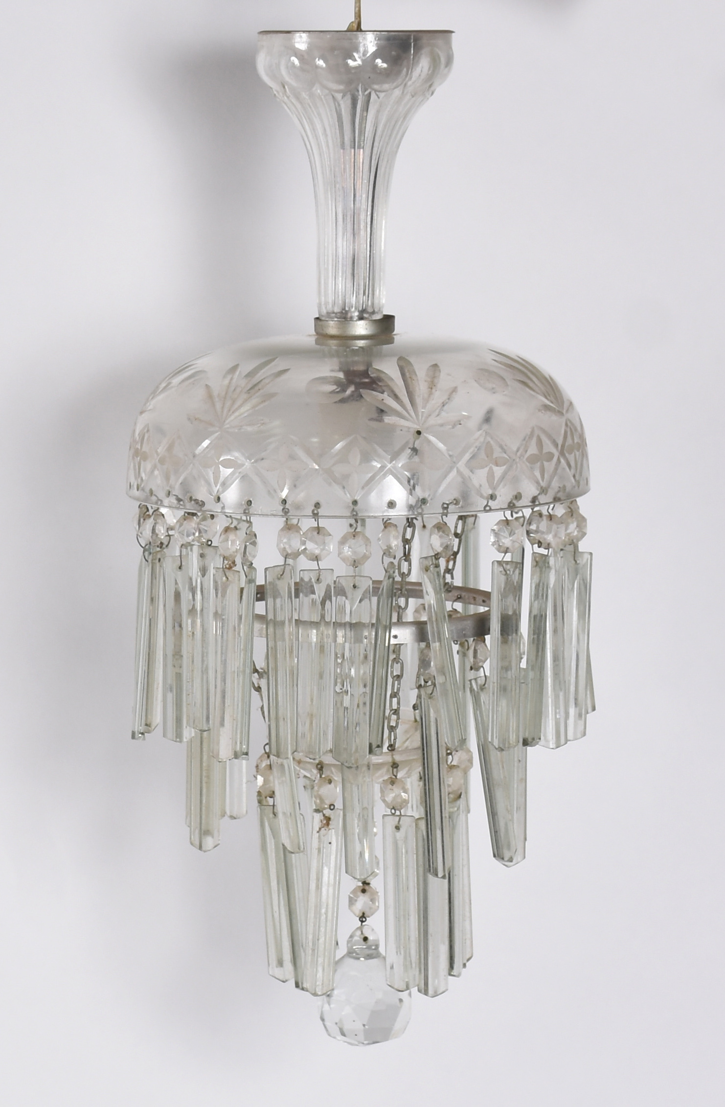 Lustre de cristal com pingentes. - foto 2 de 3