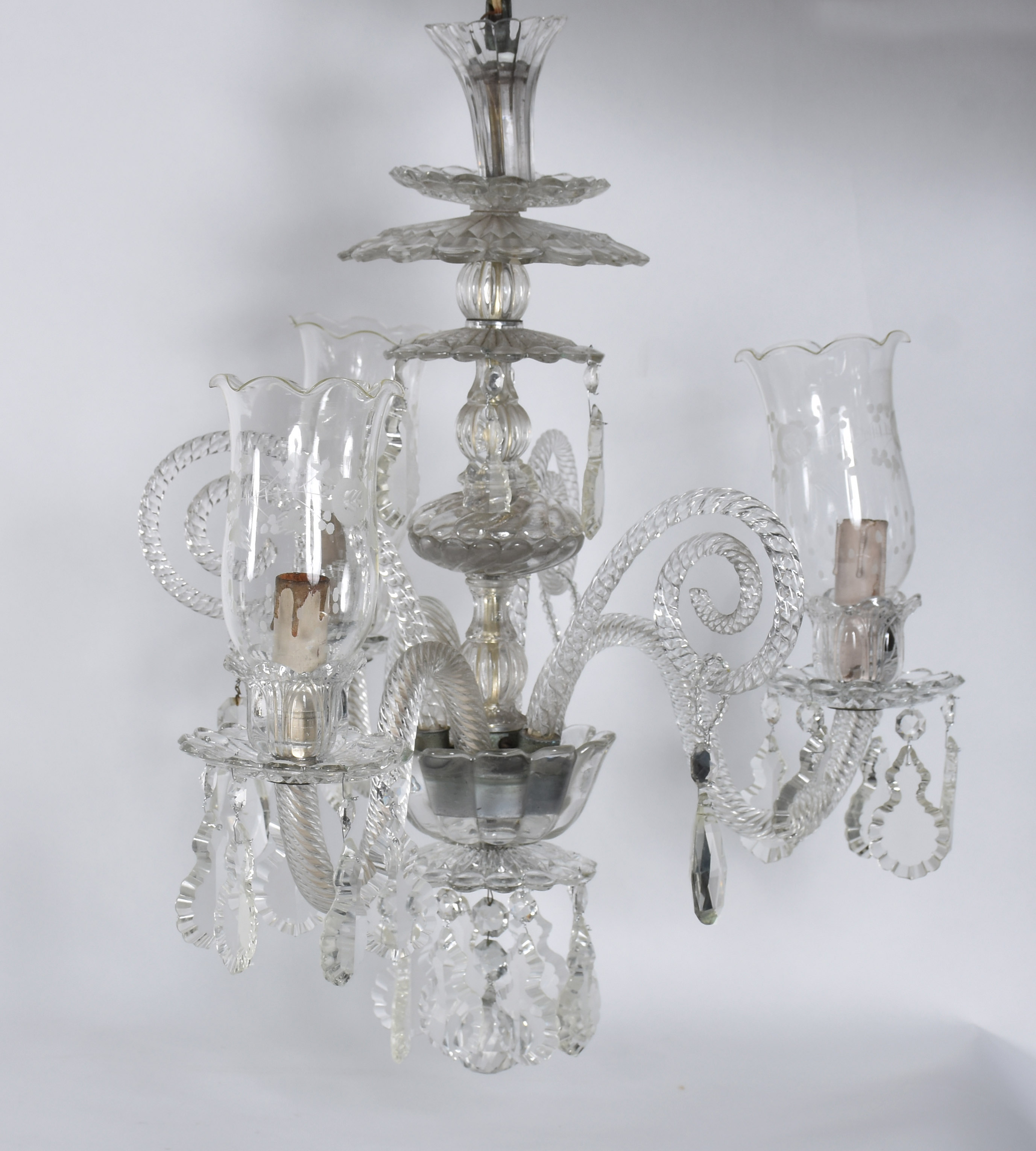 Lustre de cristal para tres luzes, mangas lavradas, placas lapidadas. - foto 2 de 3