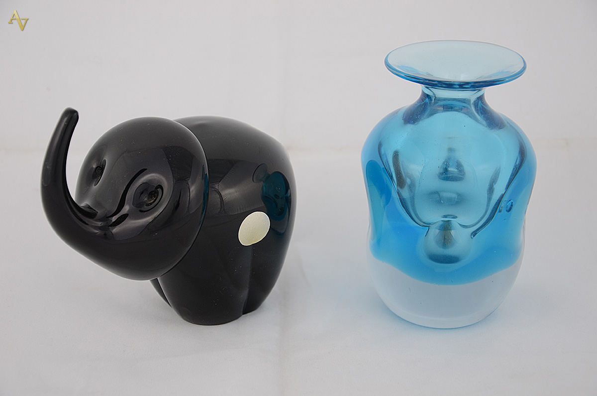 Duas pequenas peças de vidro, sendo elefante preto (altura 13 cm) e...