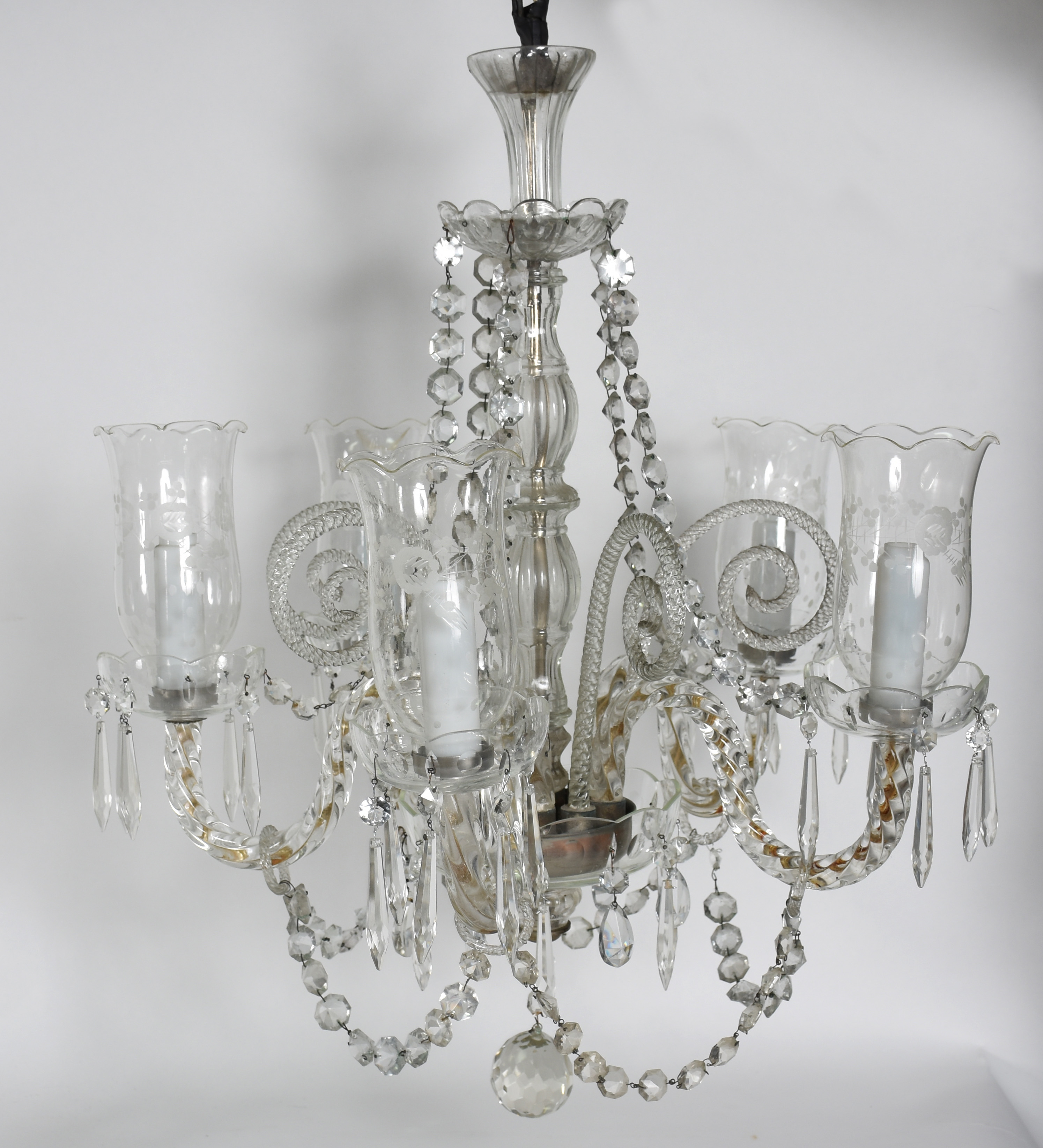 Lustre de cristal para 5 luzes, uma das mangas com a borda colada.. - foto 2 de 3