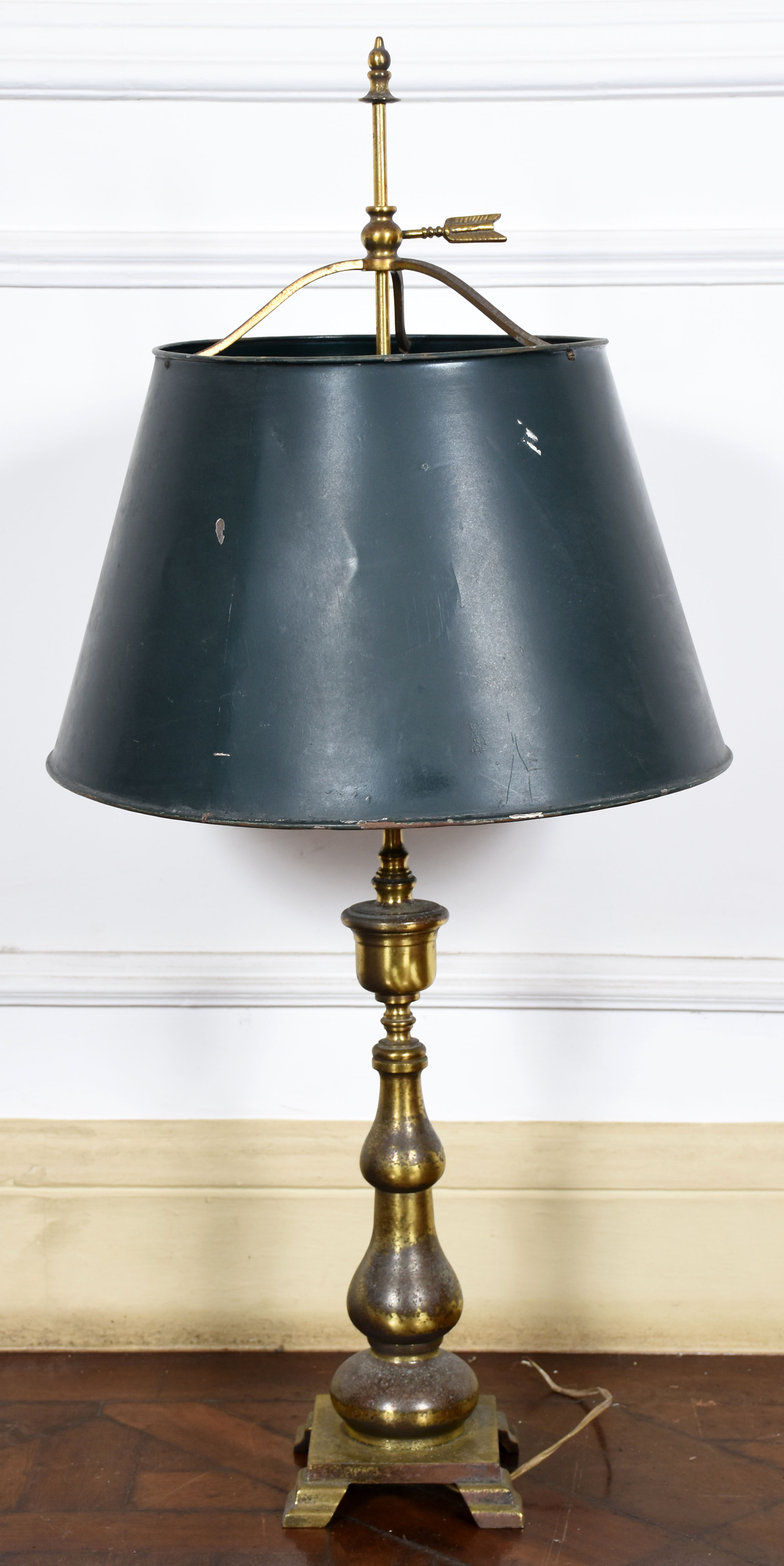 Grande luminária de mesa para dois lumes em metal dourado com base... - foto 1 de 2