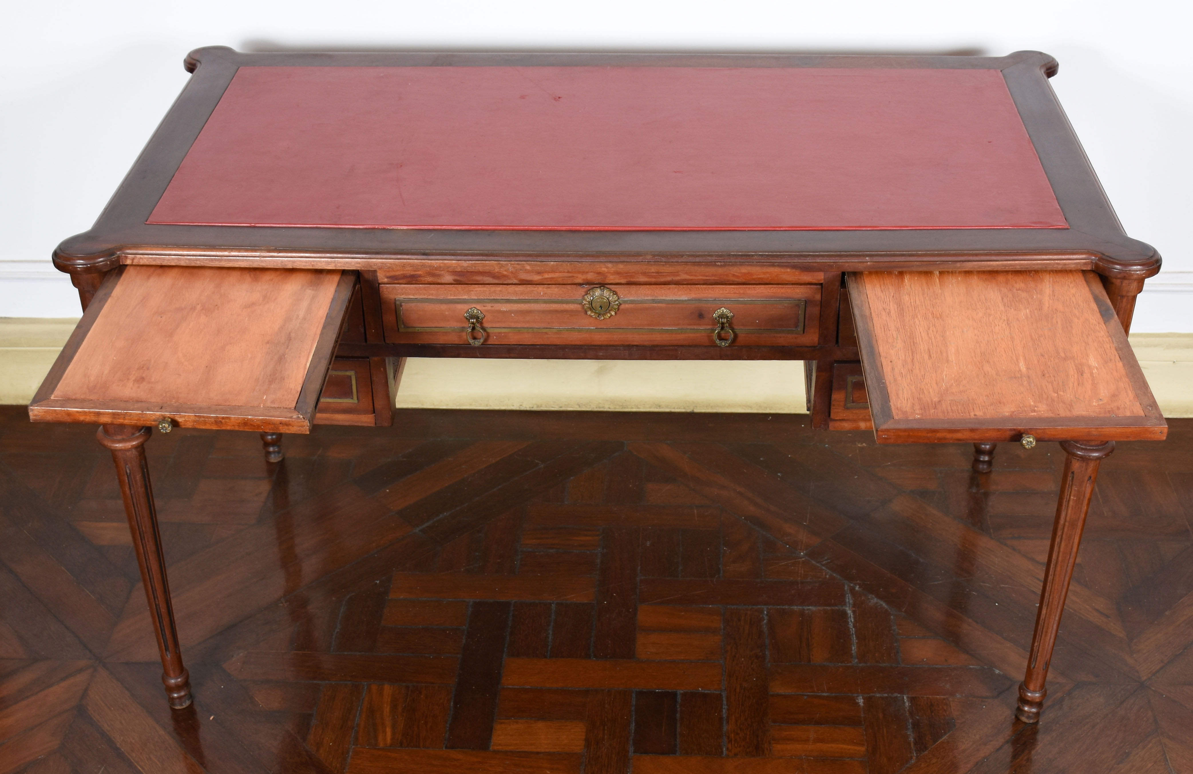 ESCRIVANINHA ESTILO INGLÊS - TAMPO CURVIM - 80 X 140 X 77. Este Lote... - foto 3 de 5