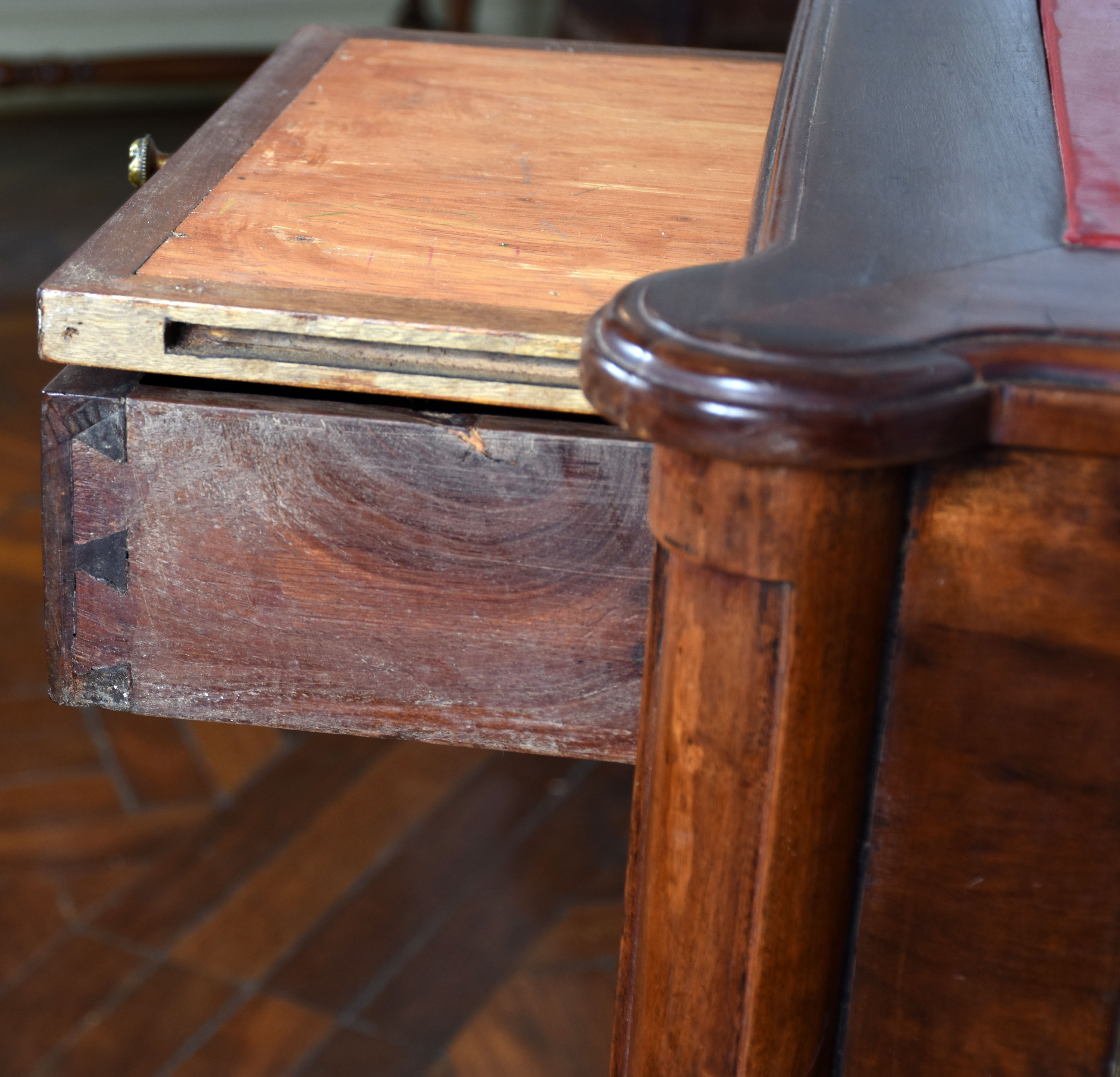 ESCRIVANINHA ESTILO INGLÊS - TAMPO CURVIM - 80 X 140 X 77. Este Lote... - foto 5 de 5