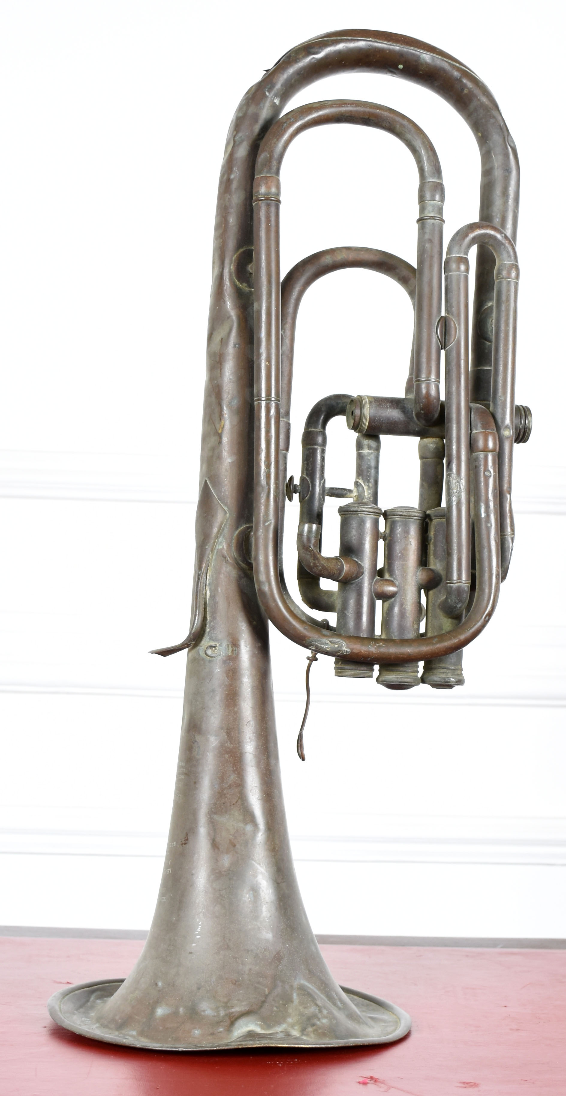 Trompete em metal decorativo,com sinais de uso quebrados e amassados–... - foto 1 de 3