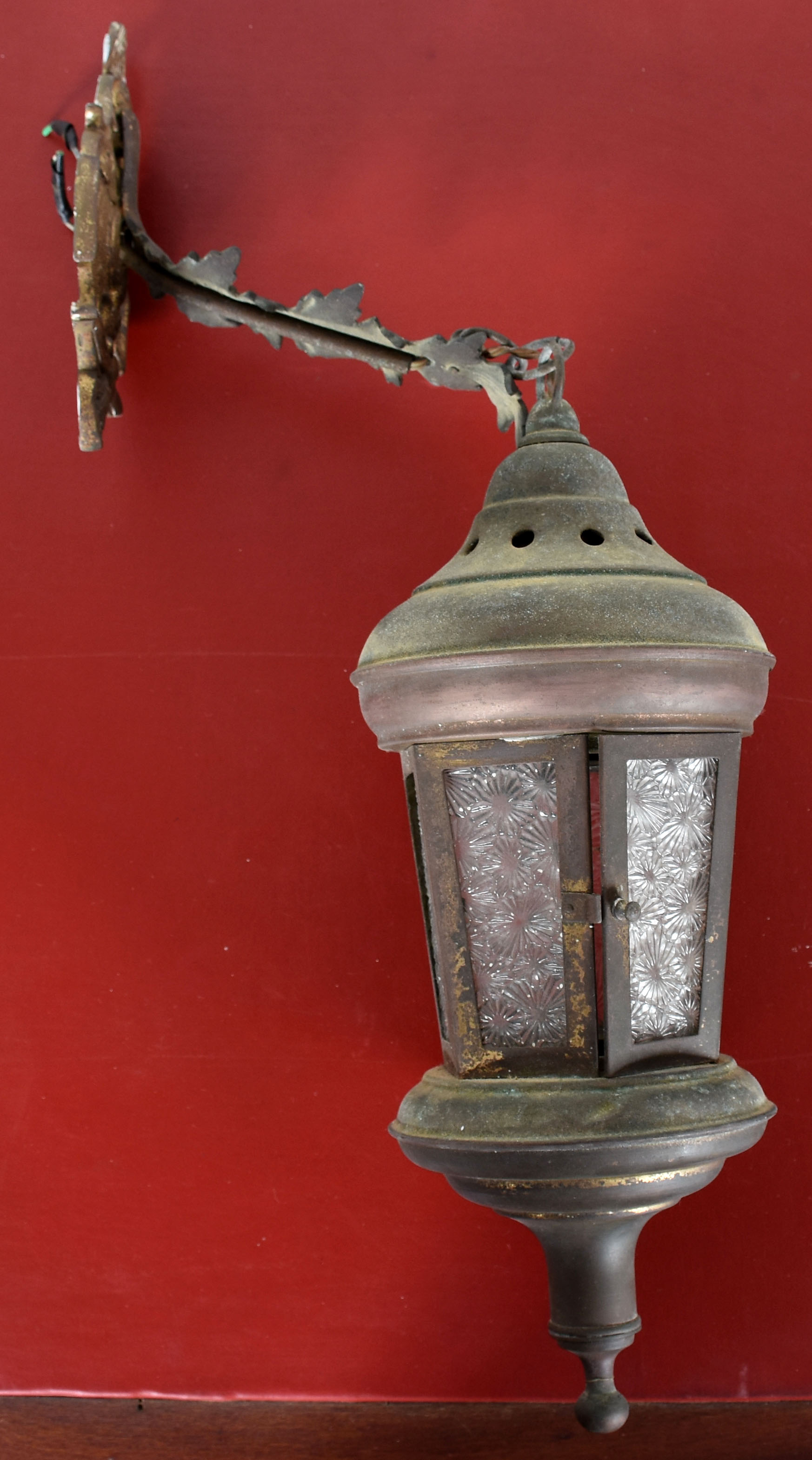 LUMINÁRIA, de parede, em folha de flandres, com apliques em... - foto 2 de 2