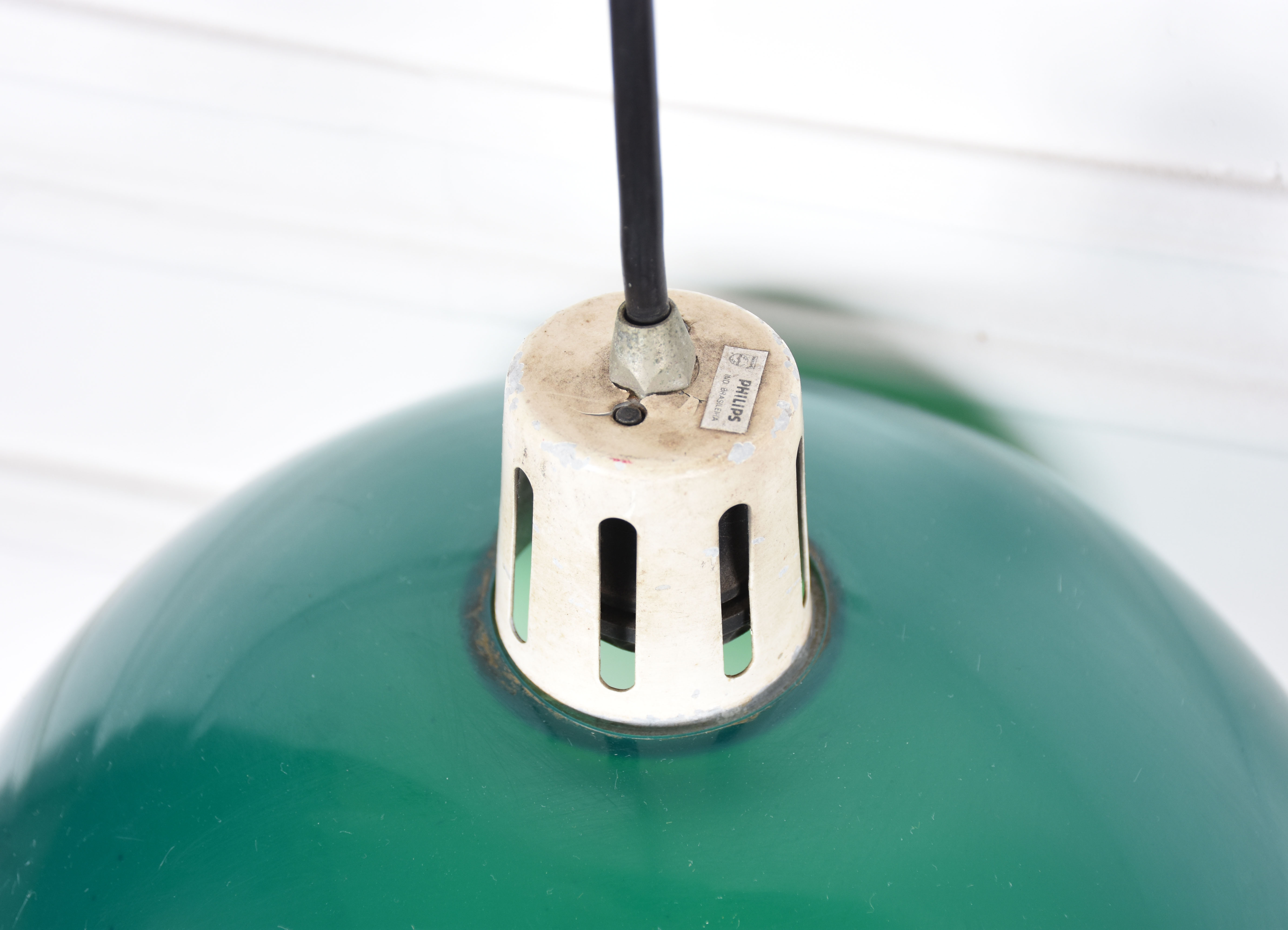 Luminária de teto, em acrílico, original da déc. de 50. Verde e... - foto 2 de 2