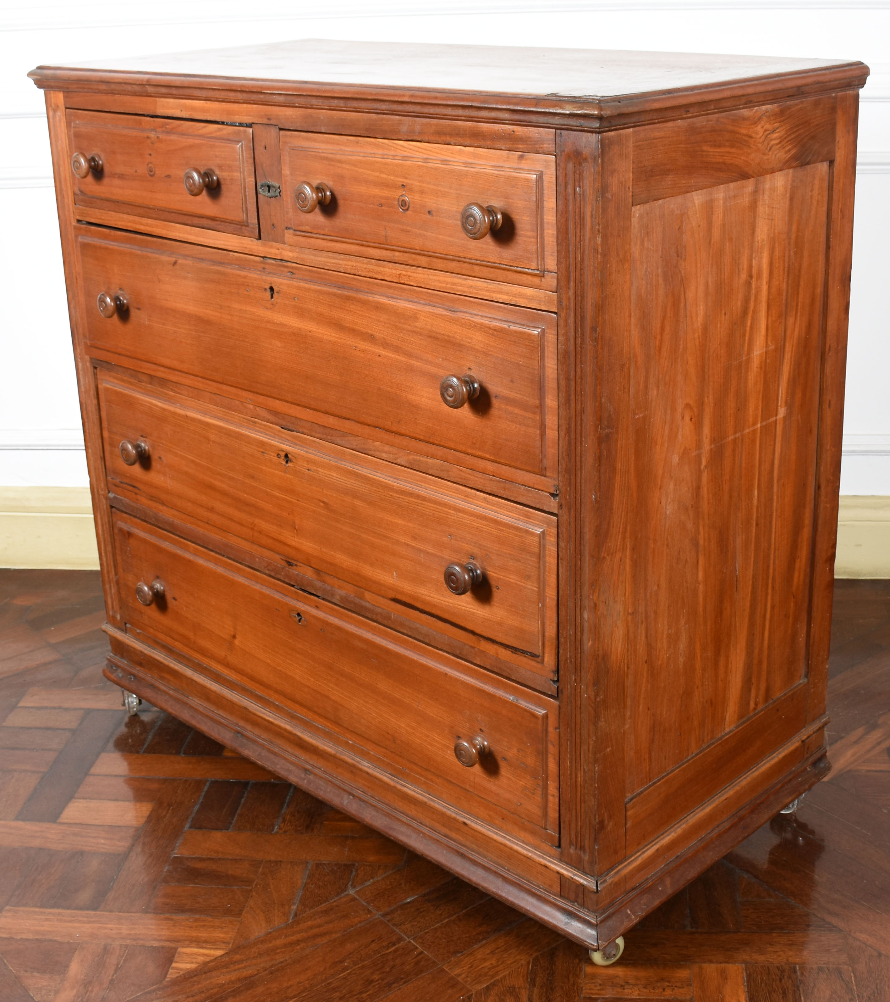 Antiga cômoda executada em cedro - 105 x 105 x 57. Este Lote se... - foto 1 de 7