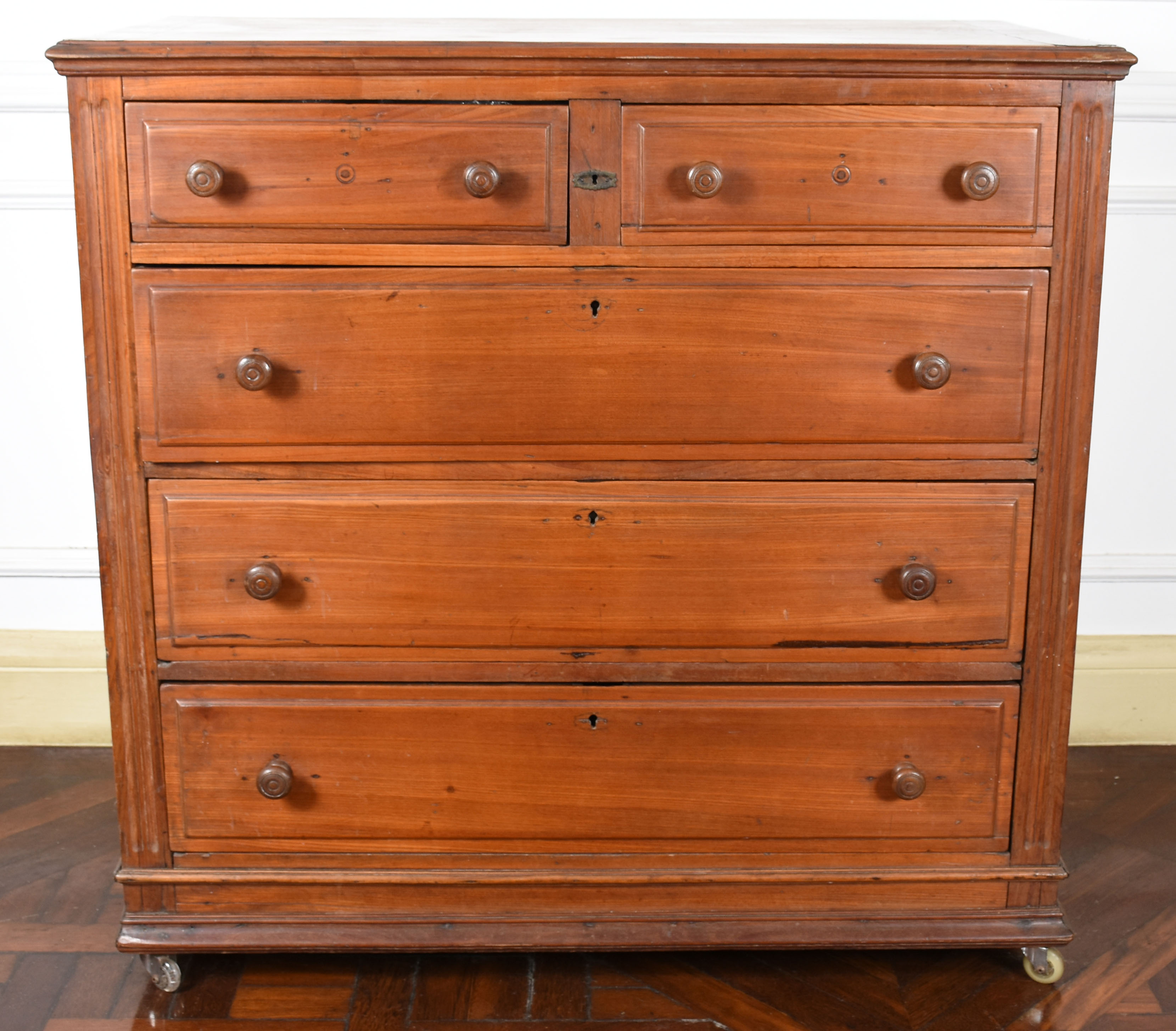 Antiga cômoda executada em cedro - 105 x 105 x 57. Este Lote se... - foto 2 de 7
