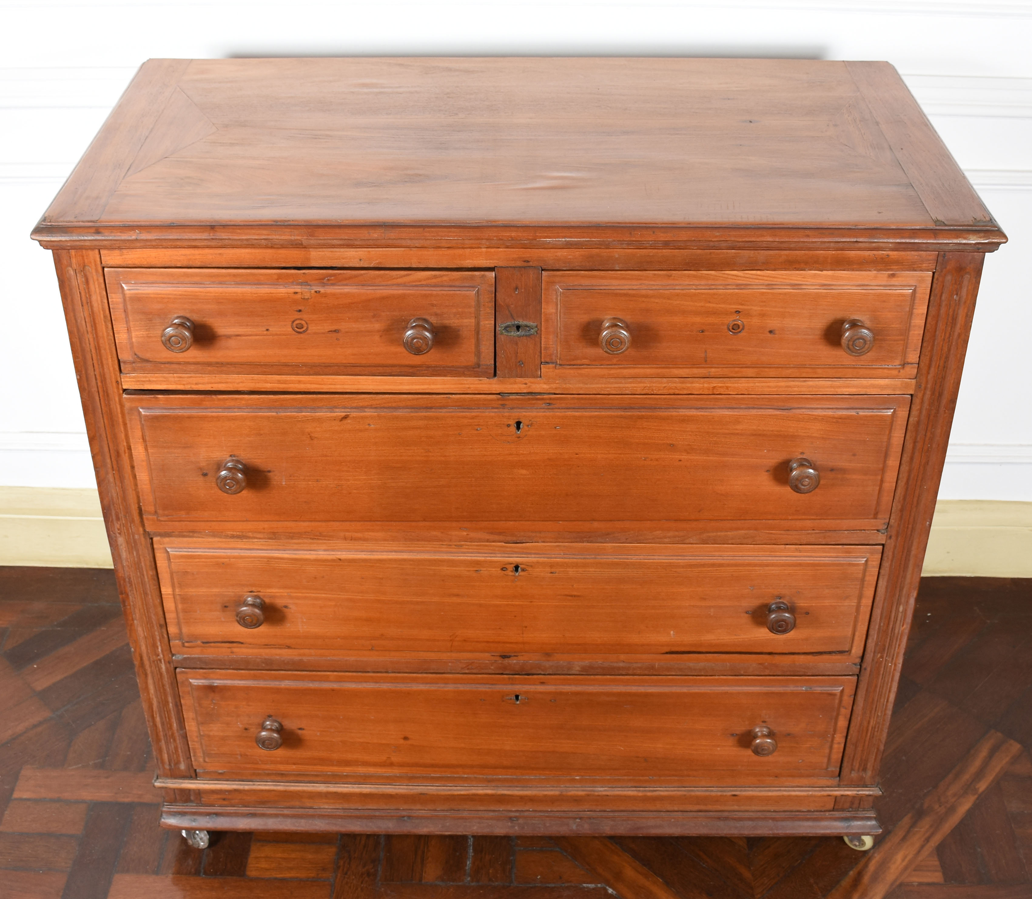 Antiga cômoda executada em cedro - 105 x 105 x 57. Este Lote se... - foto 3 de 7