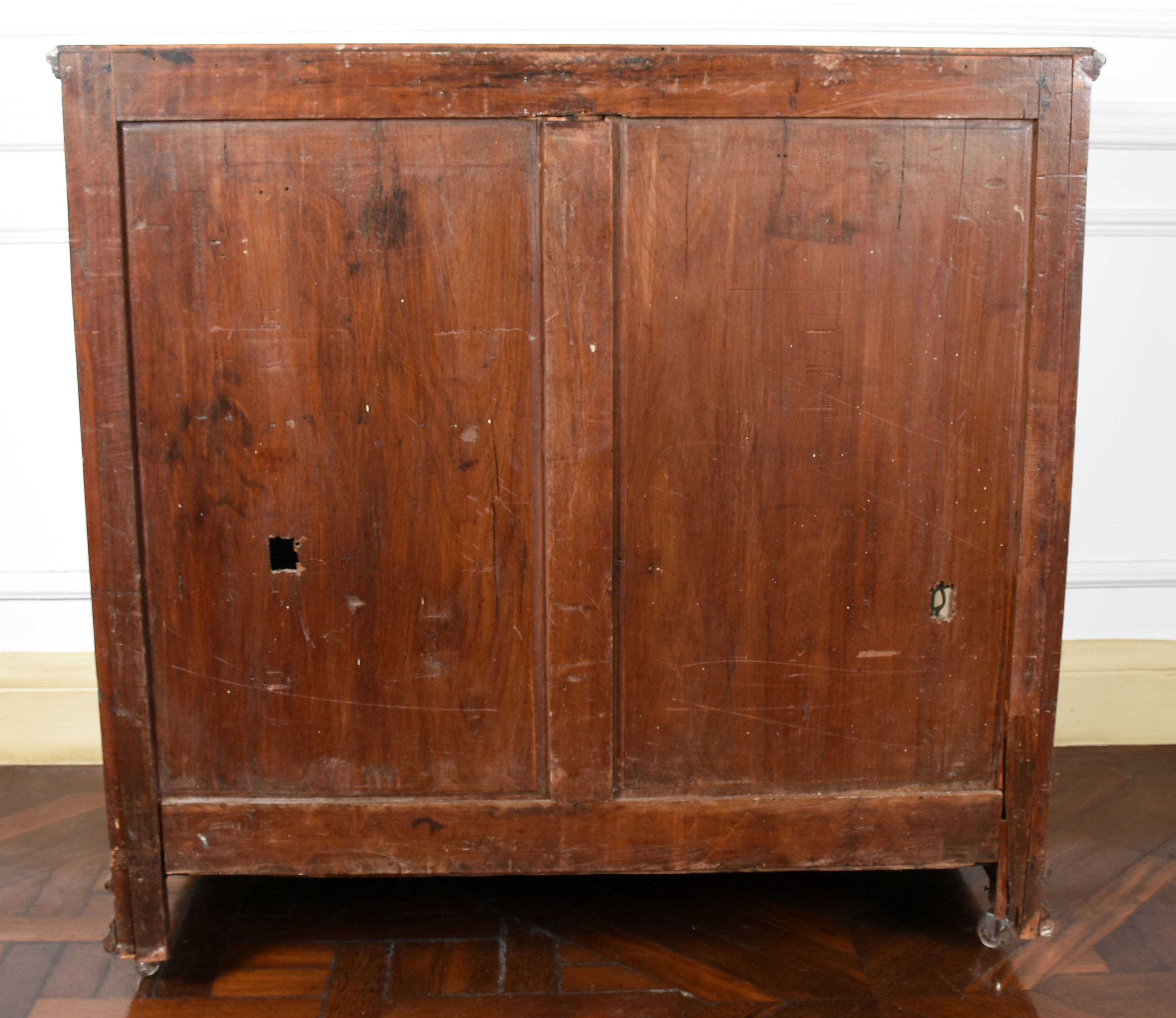 Antiga cômoda executada em cedro - 105 x 105 x 57. Este Lote se... - foto 4 de 7