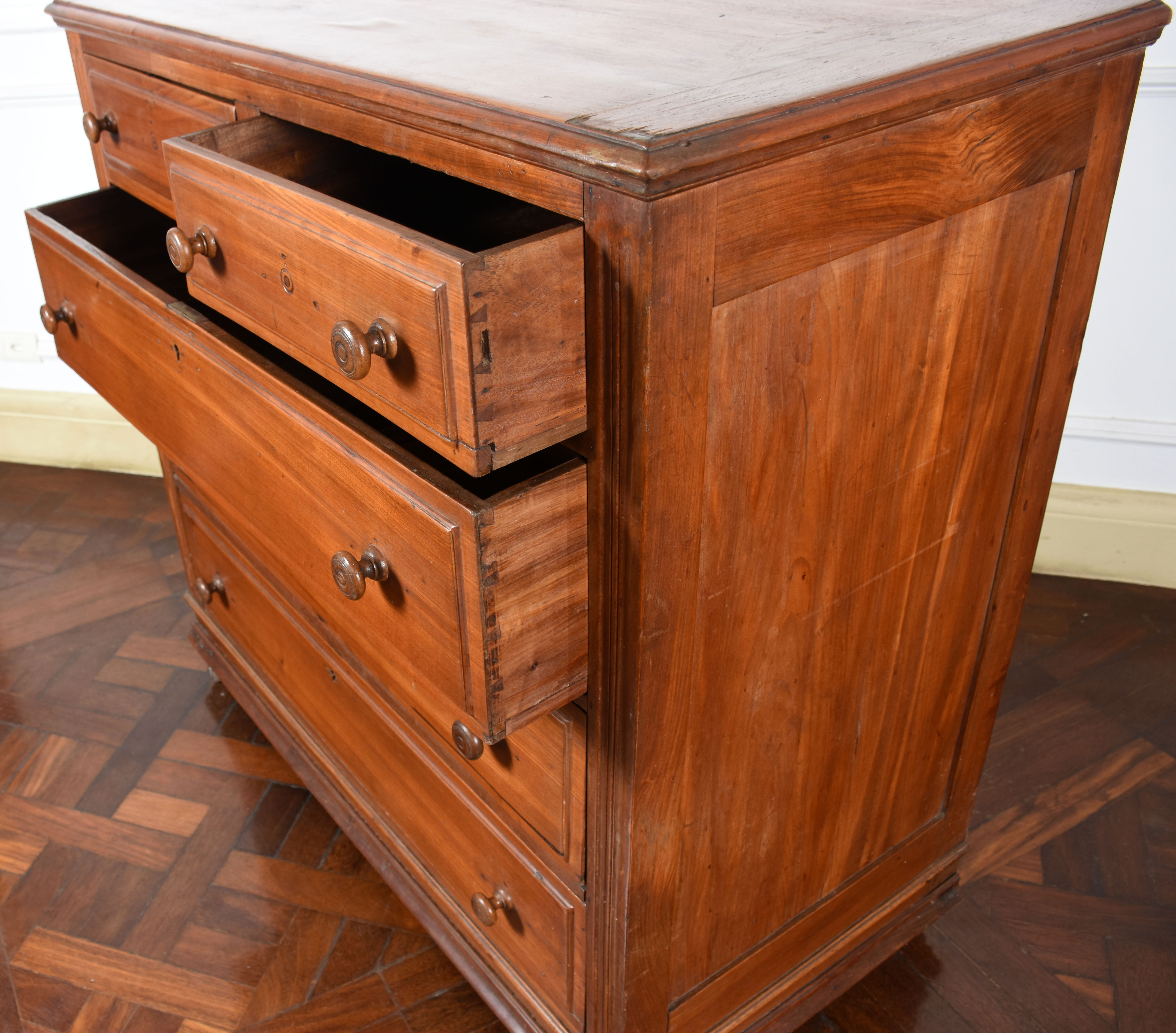 Antiga cômoda executada em cedro - 105 x 105 x 57. Este Lote se... - foto 6 de 7