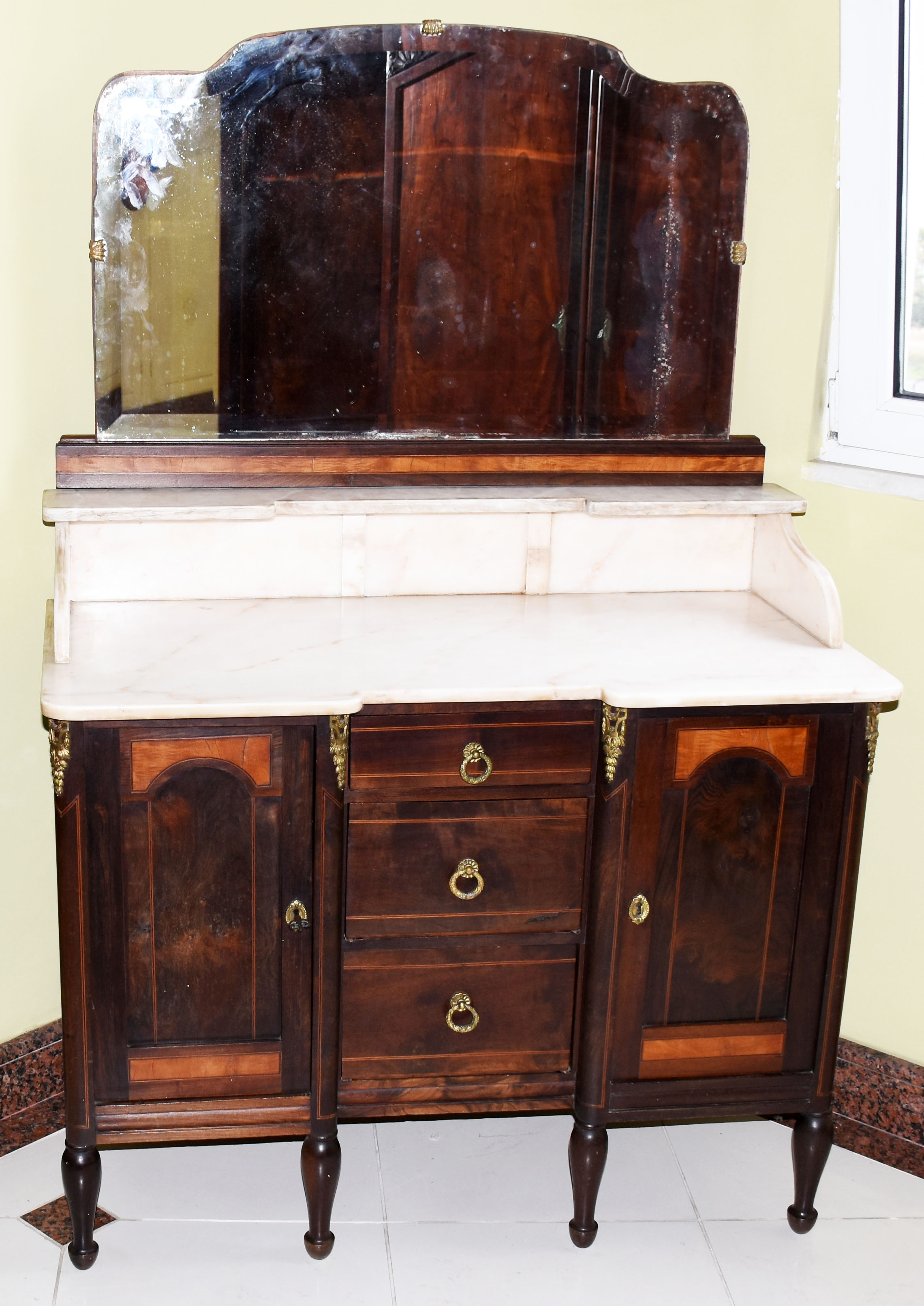 Antigo móvel toucador estilo império – cômoda com espelho bisotado... - foto 1 de 3