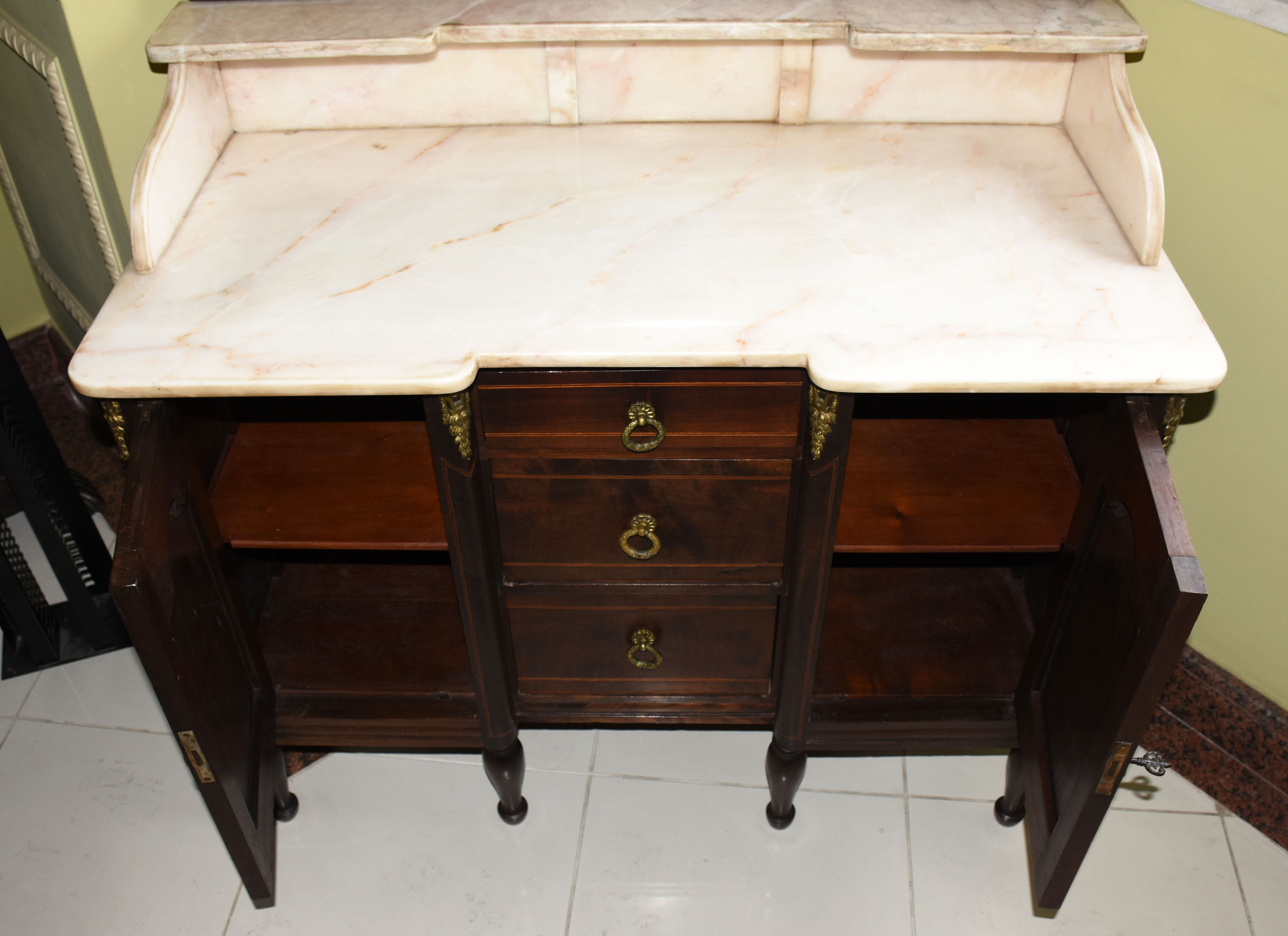 Antigo móvel toucador estilo império – cômoda com espelho bisotado... - foto 2 de 3