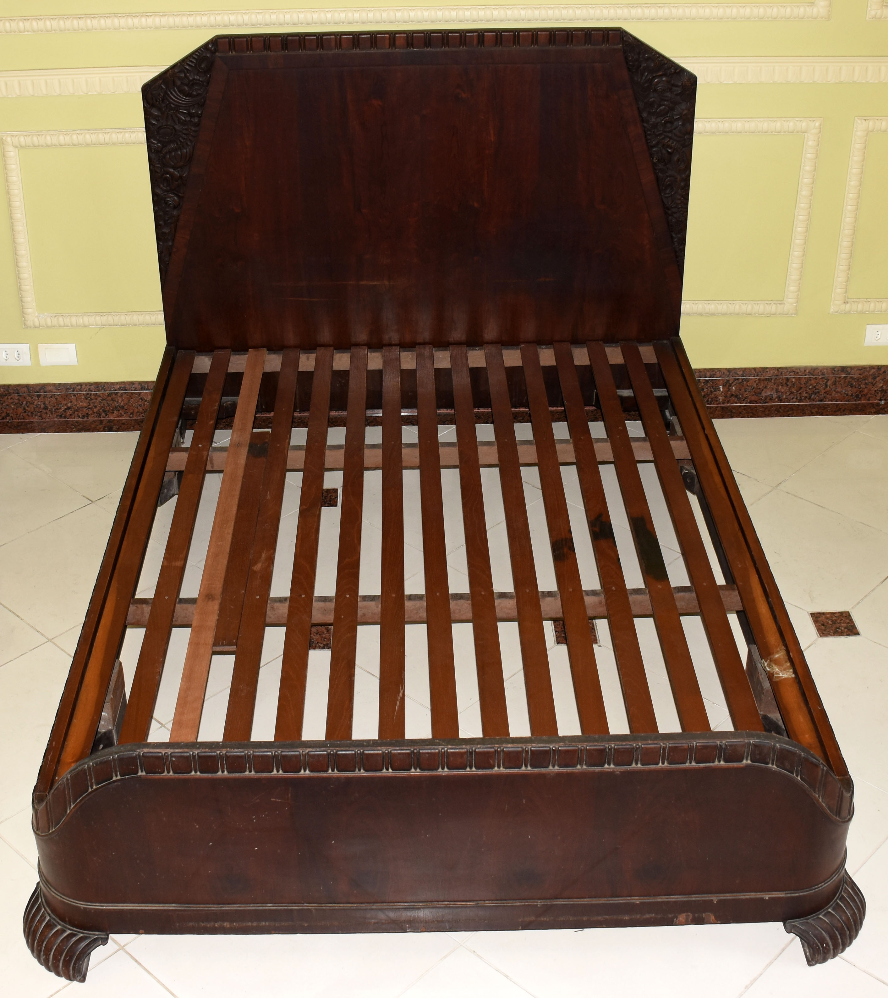 Cama de casal Art Deco, circa 1930, de madeira nobre com flores... - foto 1 de 4