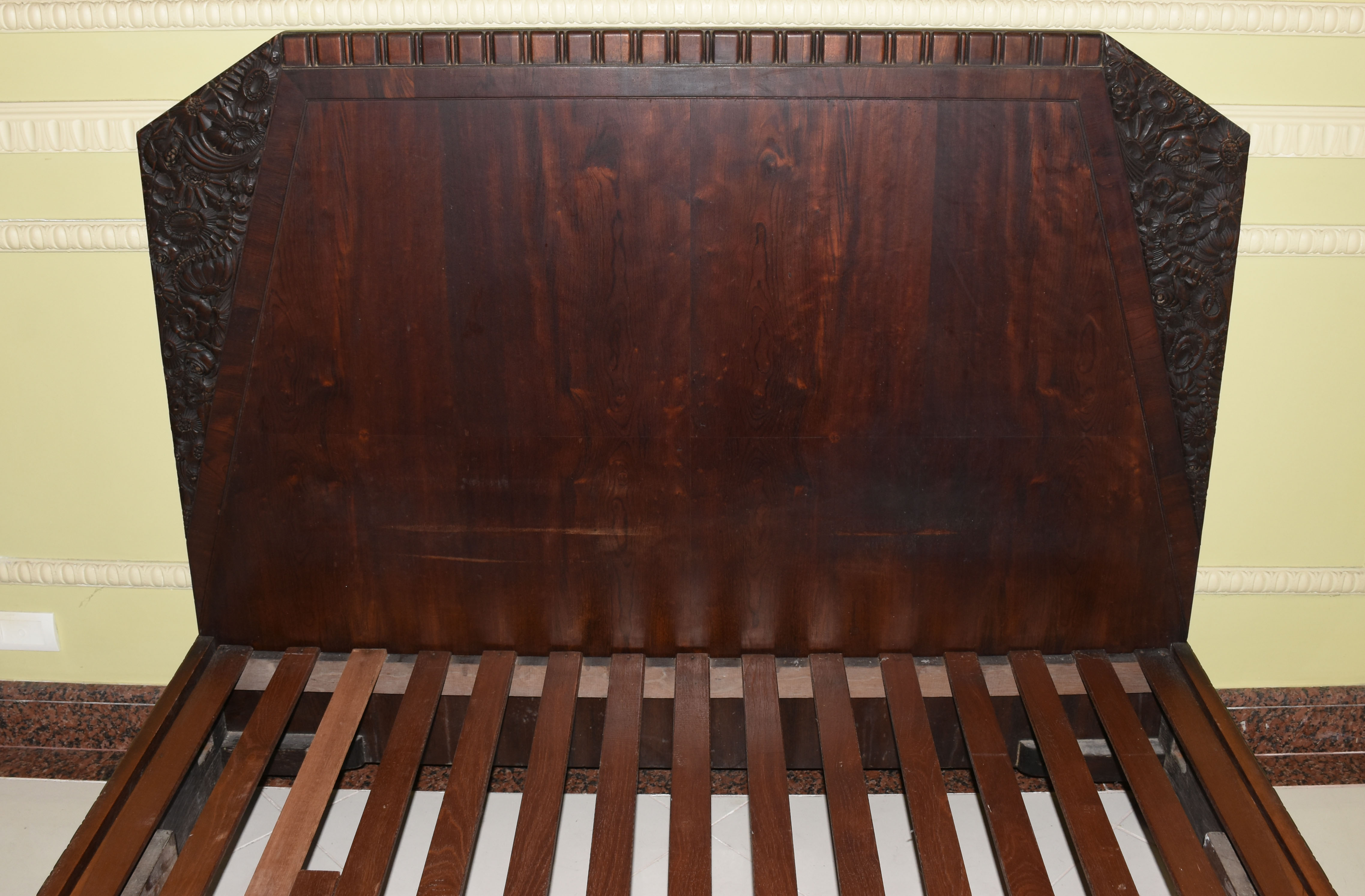 Cama de casal Art Deco, circa 1930, de madeira nobre com flores... - foto 3 de 4