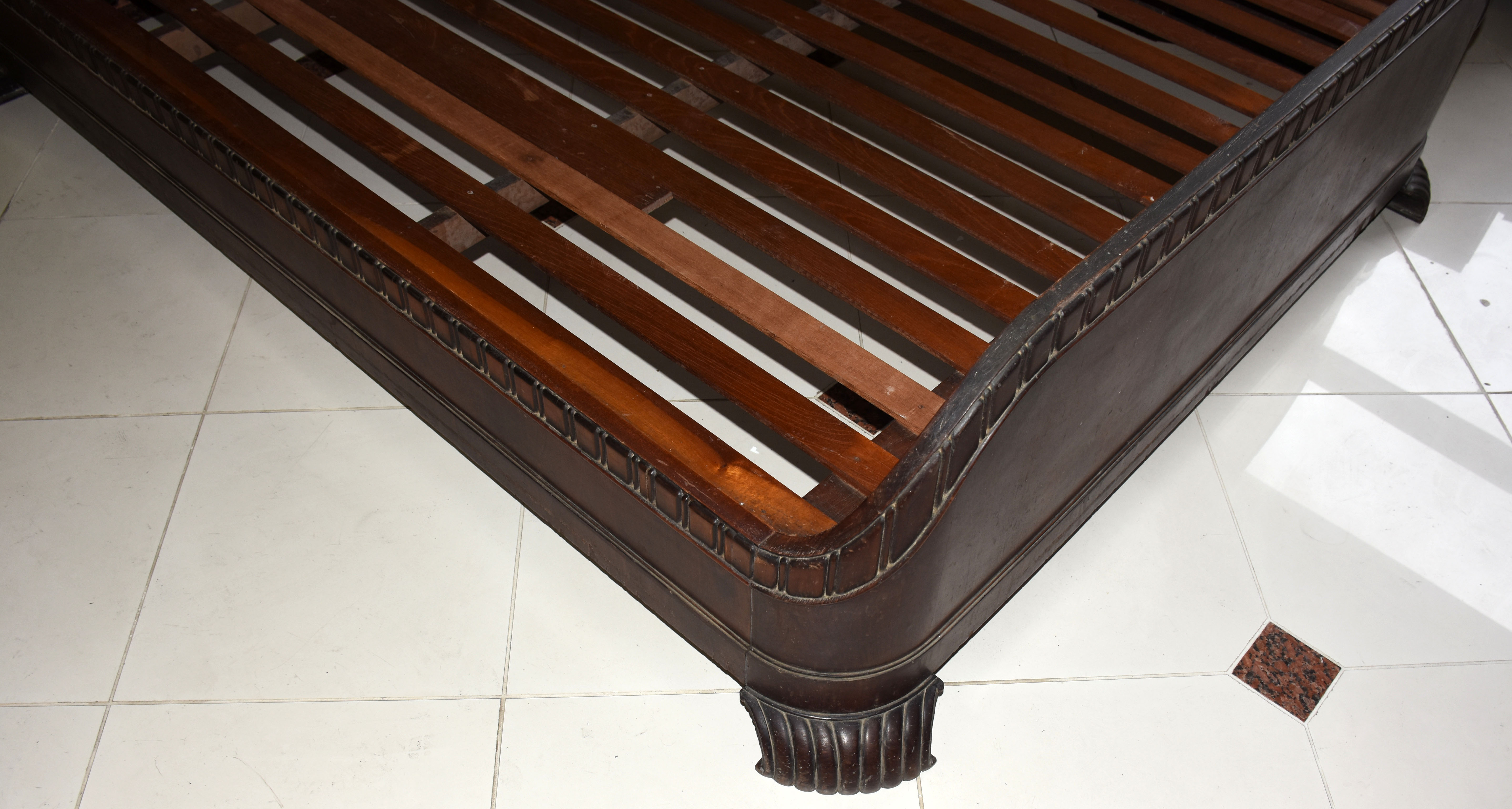 Cama de casal Art Deco, circa 1930, de madeira nobre com flores... - foto 2 de 4