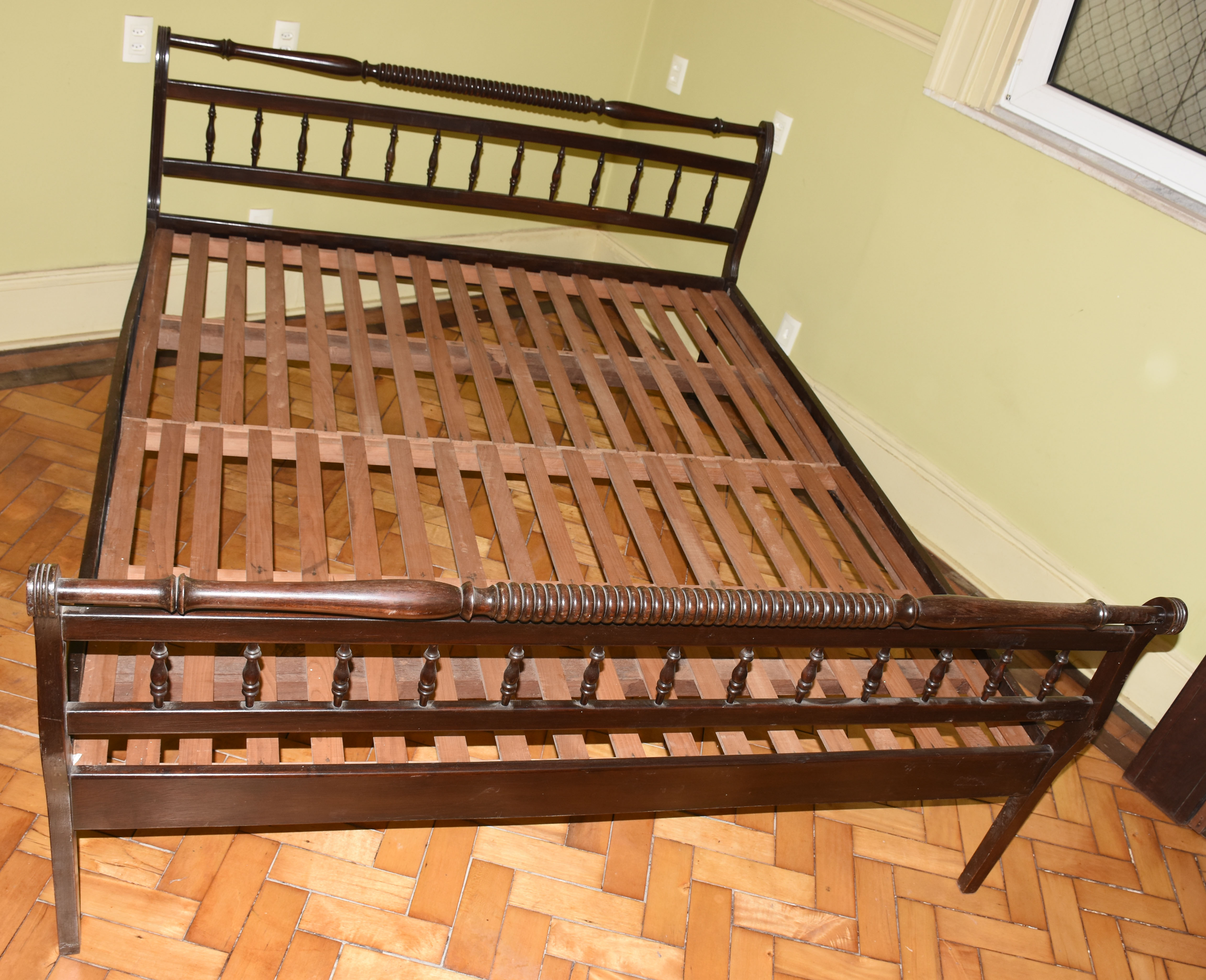 Cama de casal em jacarandá com decoração balaustrada em torneados com... - foto 1 de 3
