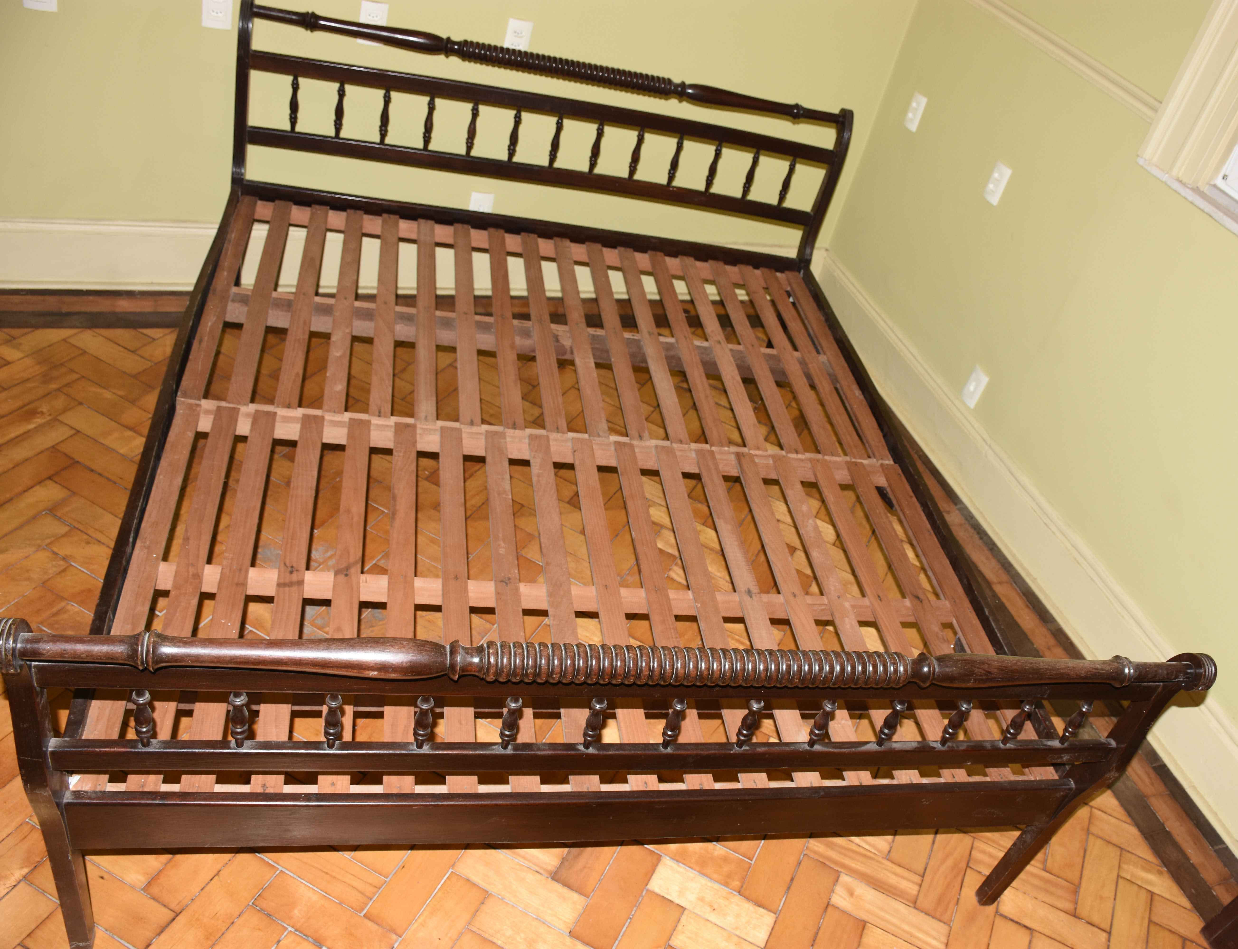 Cama de casal em jacarandá com decoração balaustrada em torneados com... - foto 3 de 3