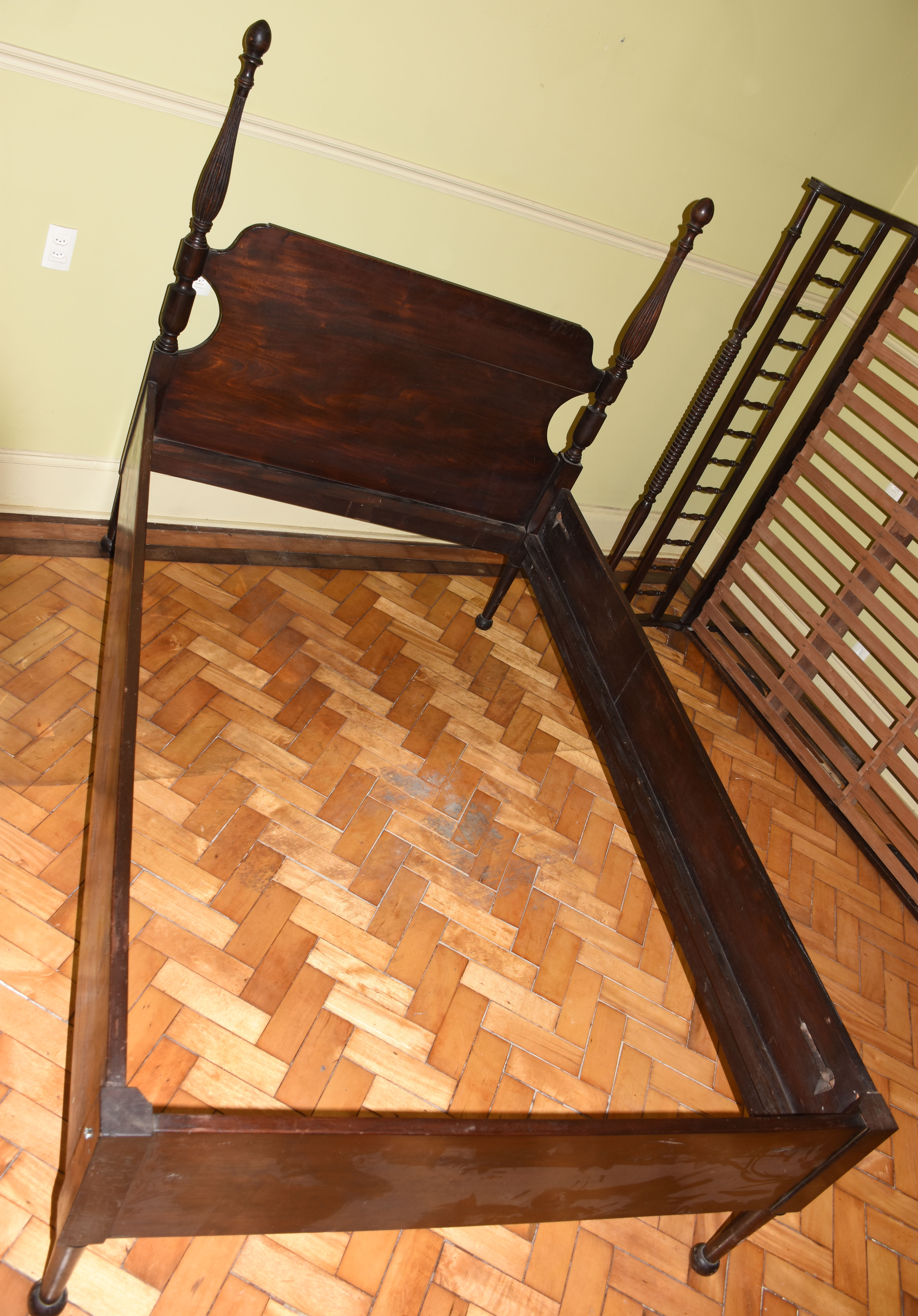 Cama de viúvo em madeira de lei com duas pinhas torneadas na... - foto 1 de 2