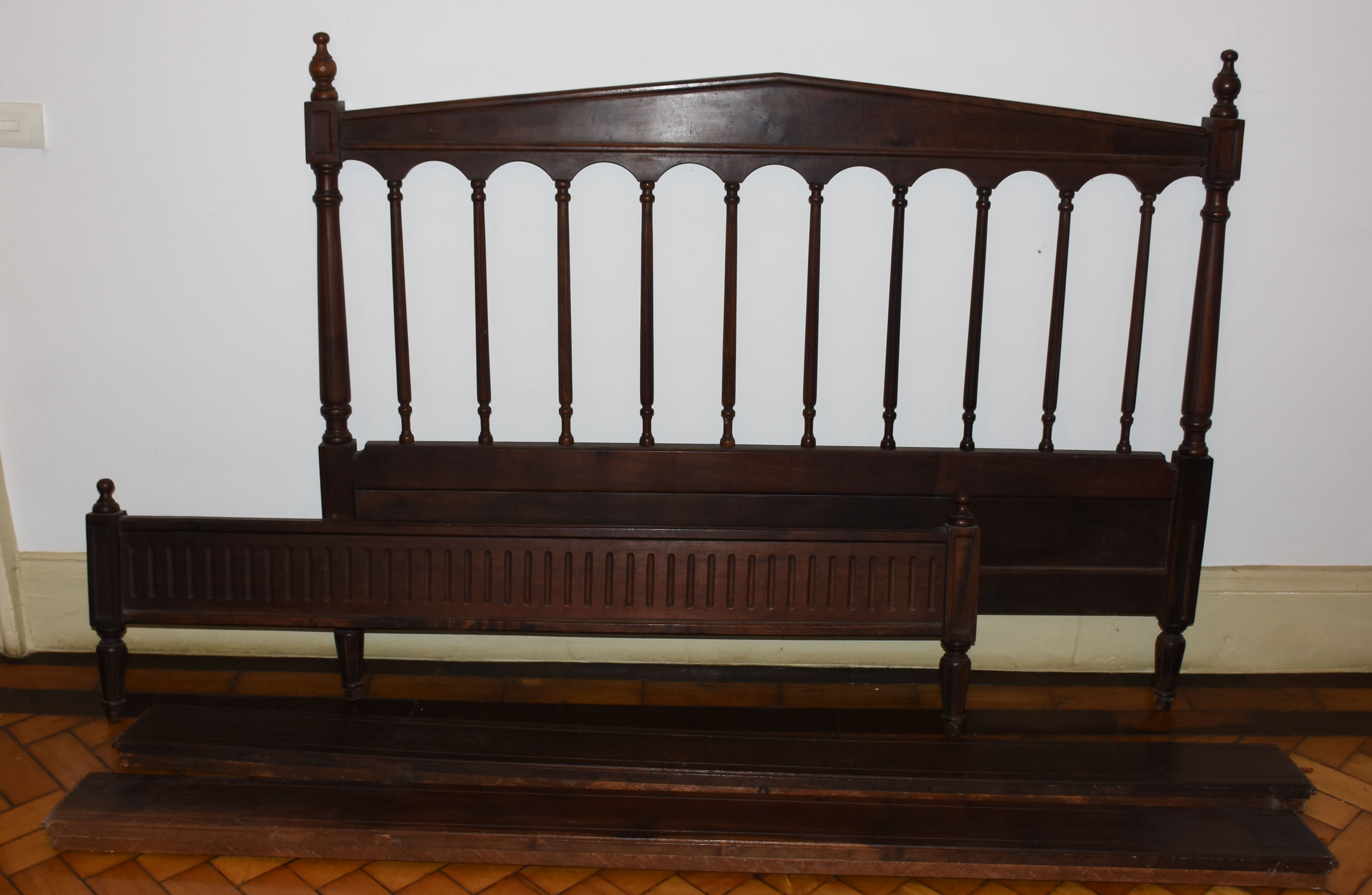 Cama de casal em madeira nobre, com cabeceira vazada com colunetes... - foto 1 de 2