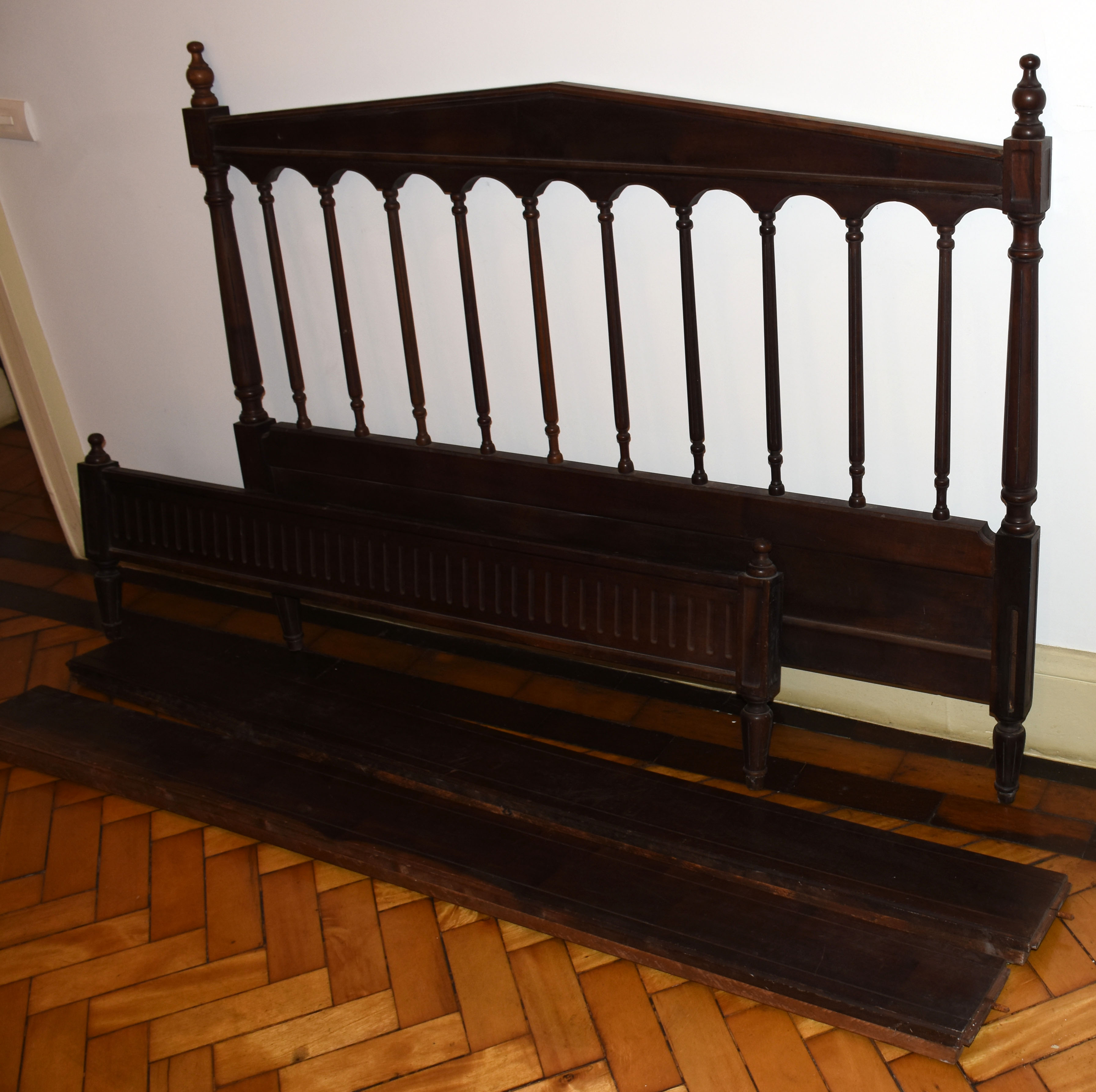 Cama de casal em madeira nobre, com cabeceira vazada com colunetes... - foto 2 de 2