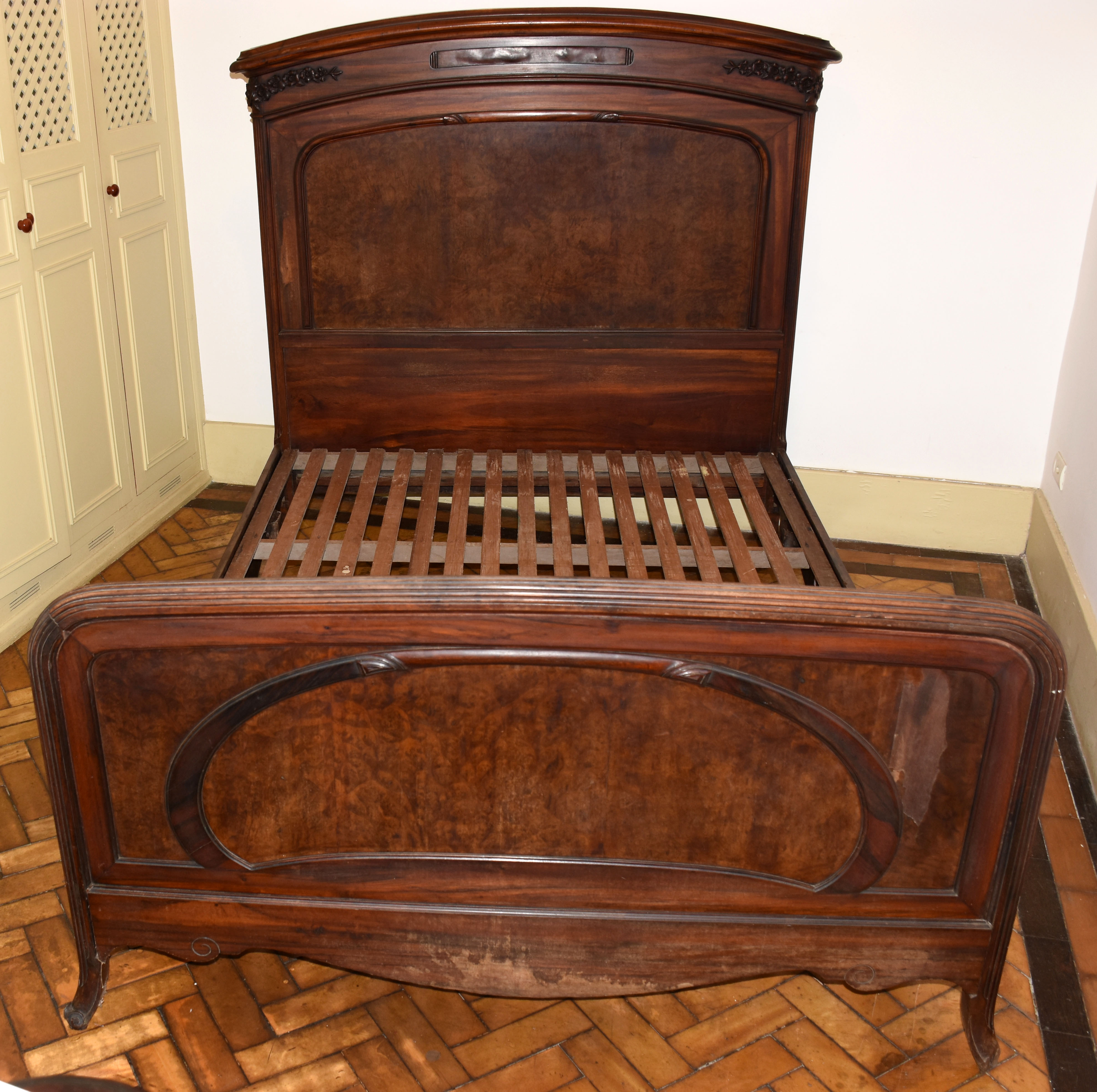 Leandro Martins, cama de casal de madeira nobre, Art Nouveau, cerca... - foto 1 de 3
