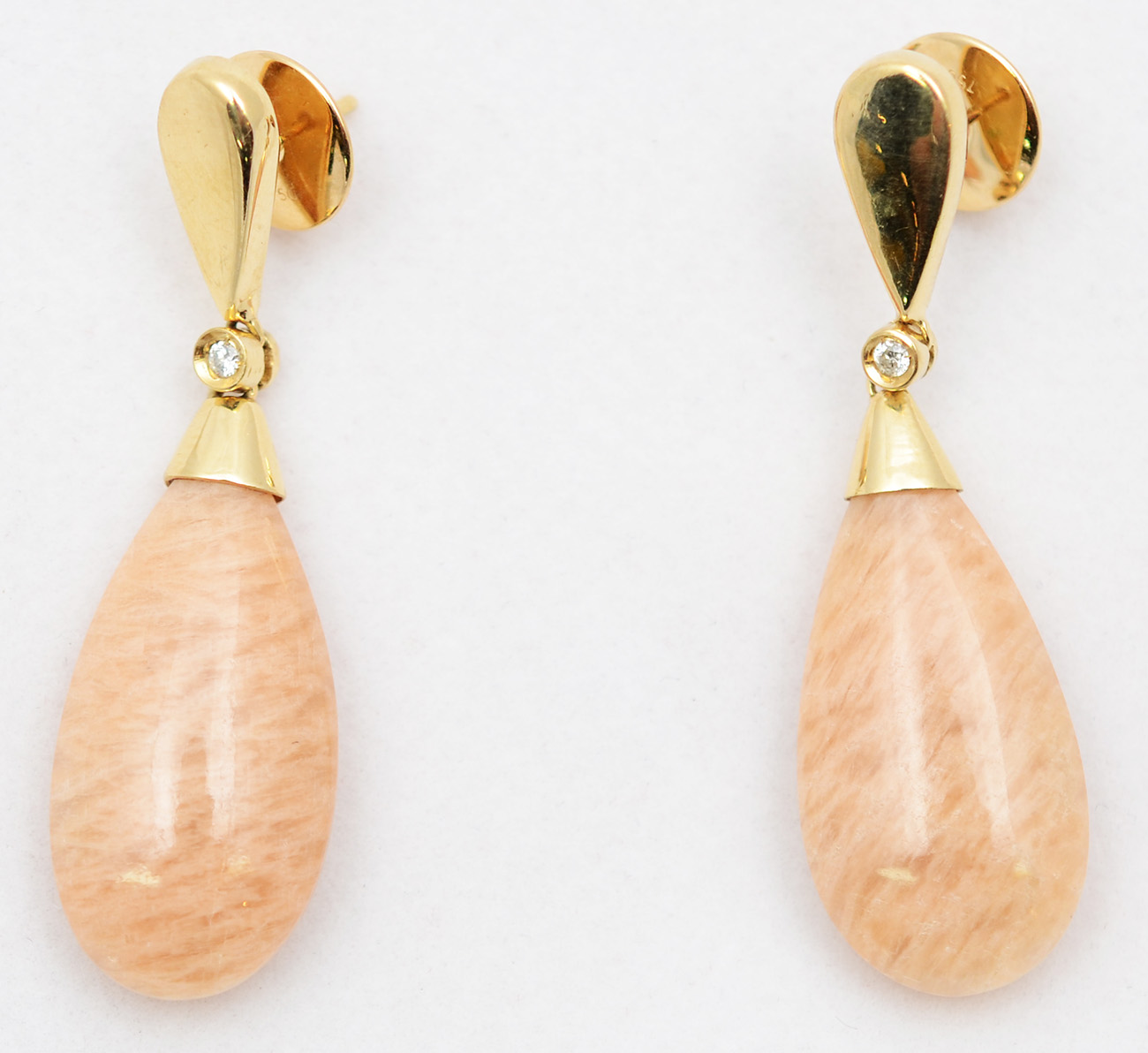 Par de brincos pendentes, em ouro 18 k e quartzo rosa. Peso total...
