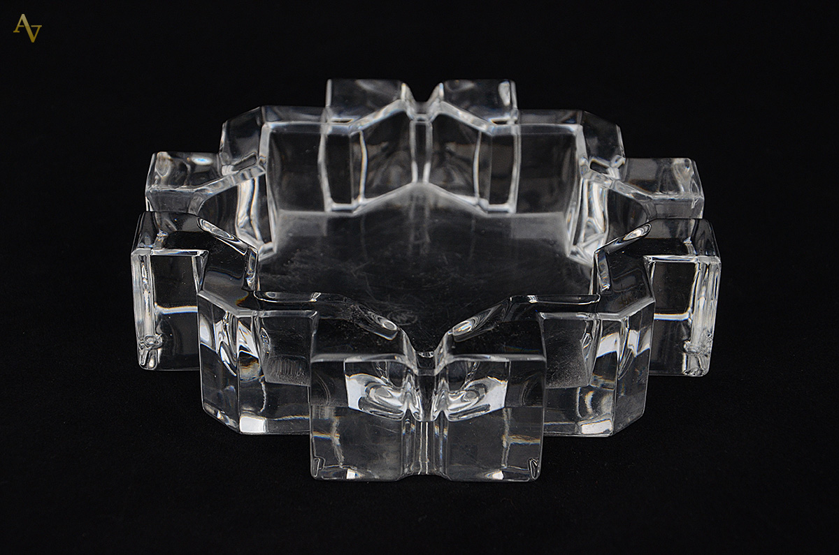 Cinzeiro de cristal marcado na base. Diâmetro 16 cm.