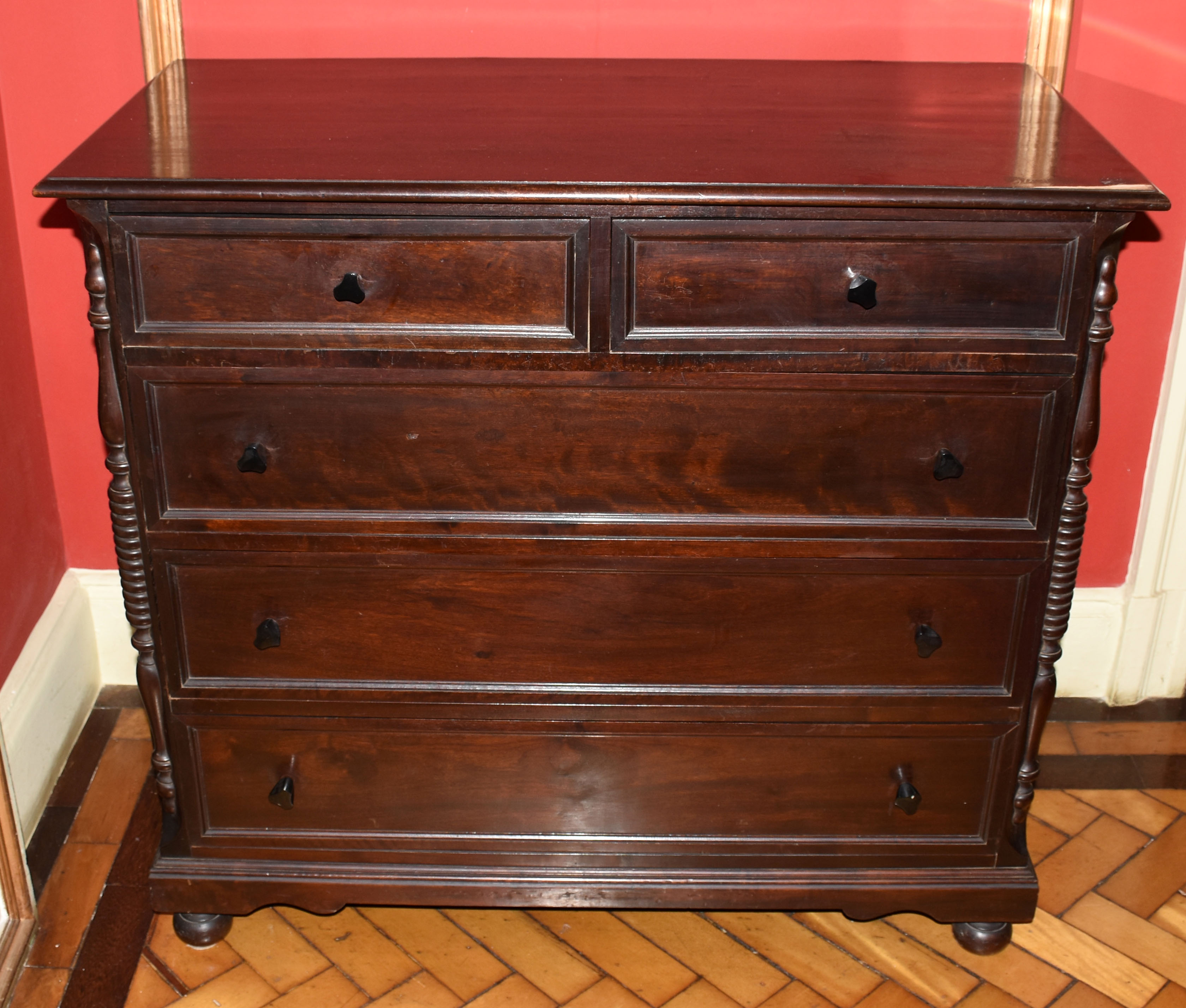 Cômoda em madeira nobre com tres gavetões e duas gavetas 110x100x55 –... - foto 1 de 5