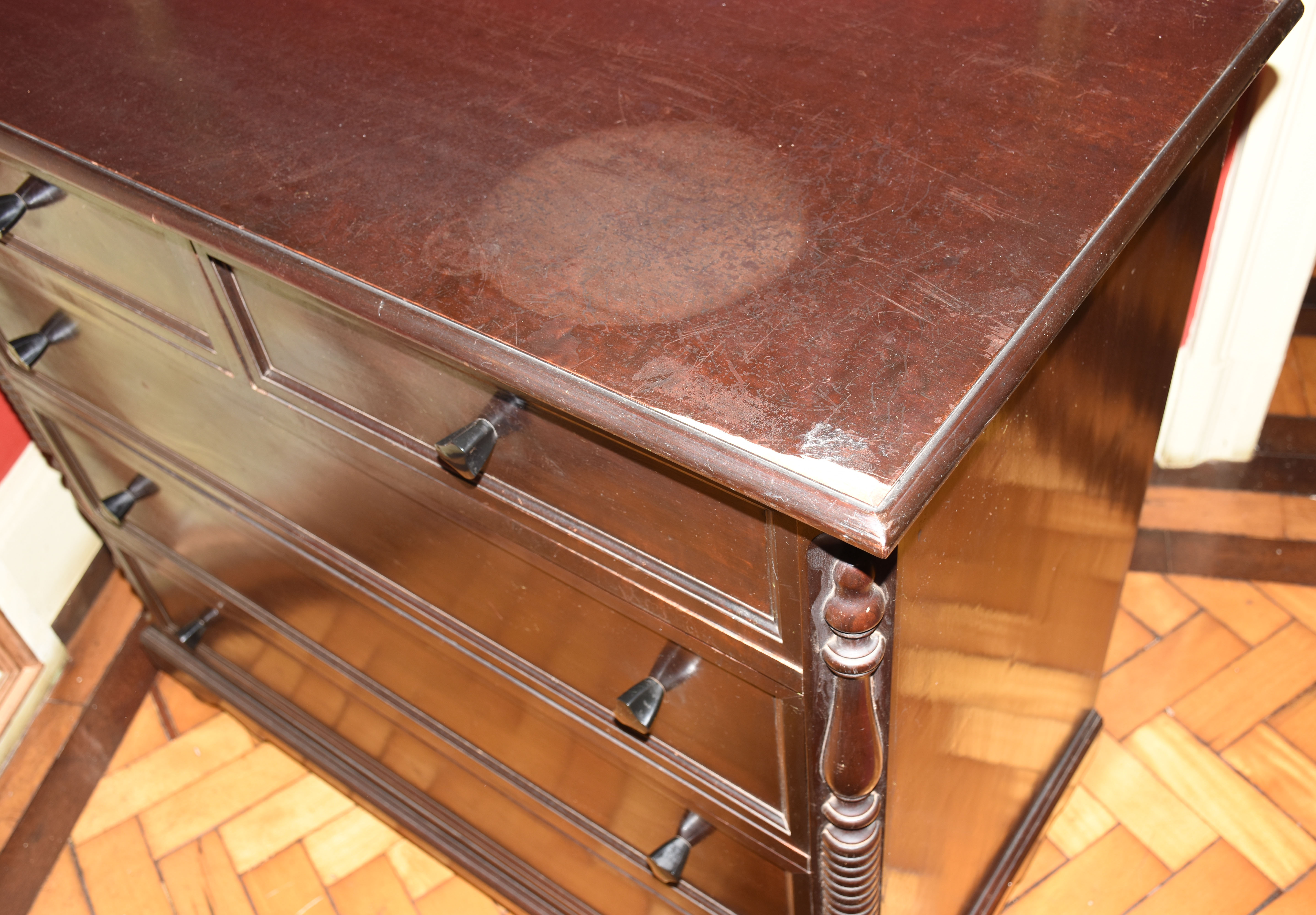 Cômoda em madeira nobre com tres gavetões e duas gavetas 110x100x55 –... - foto 3 de 5