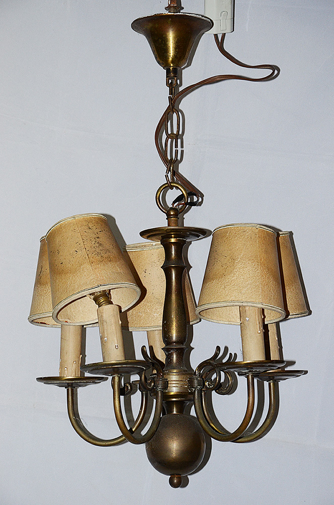 Lustre de metal dourado com 5 braços. Altura 55 cm.
